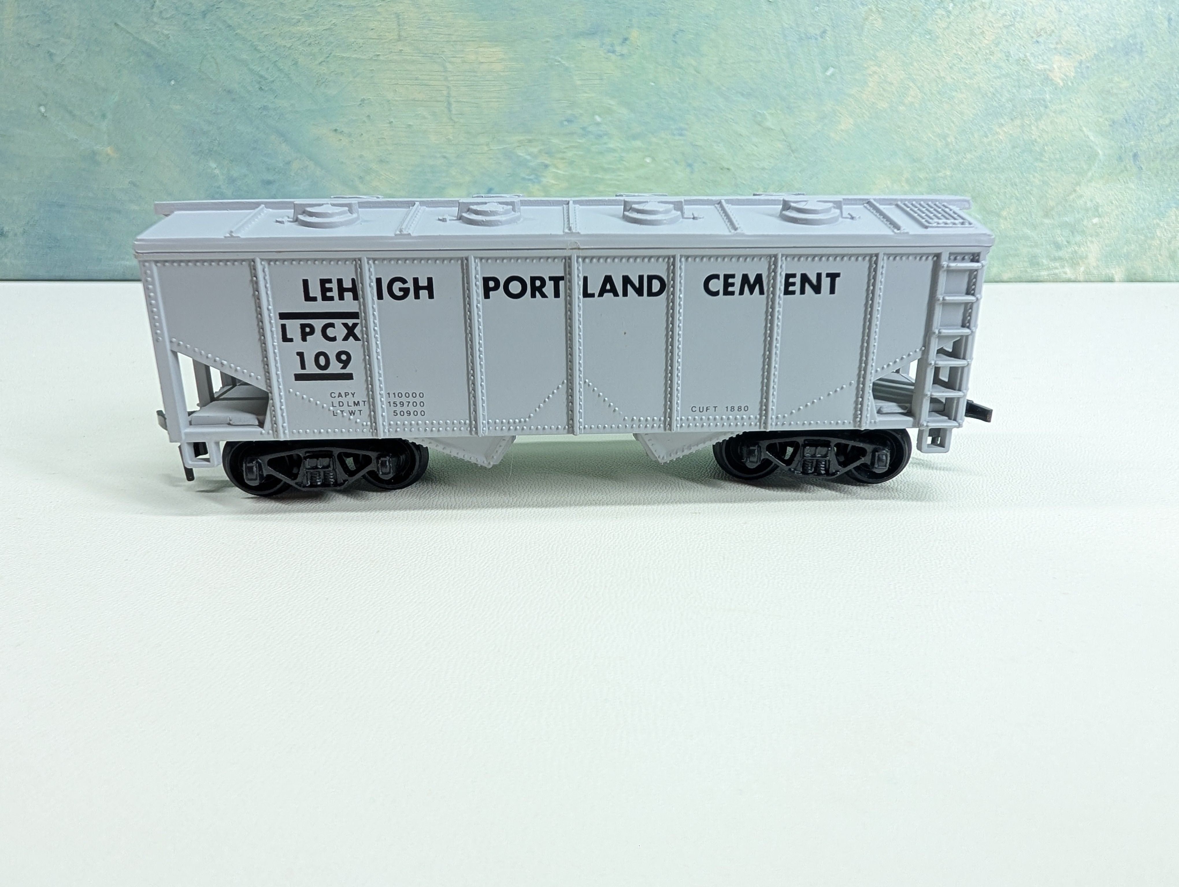 USED Model Power HO Scale 2 Bay Covered Hopper Lehigh Portland Cement LPCX #109