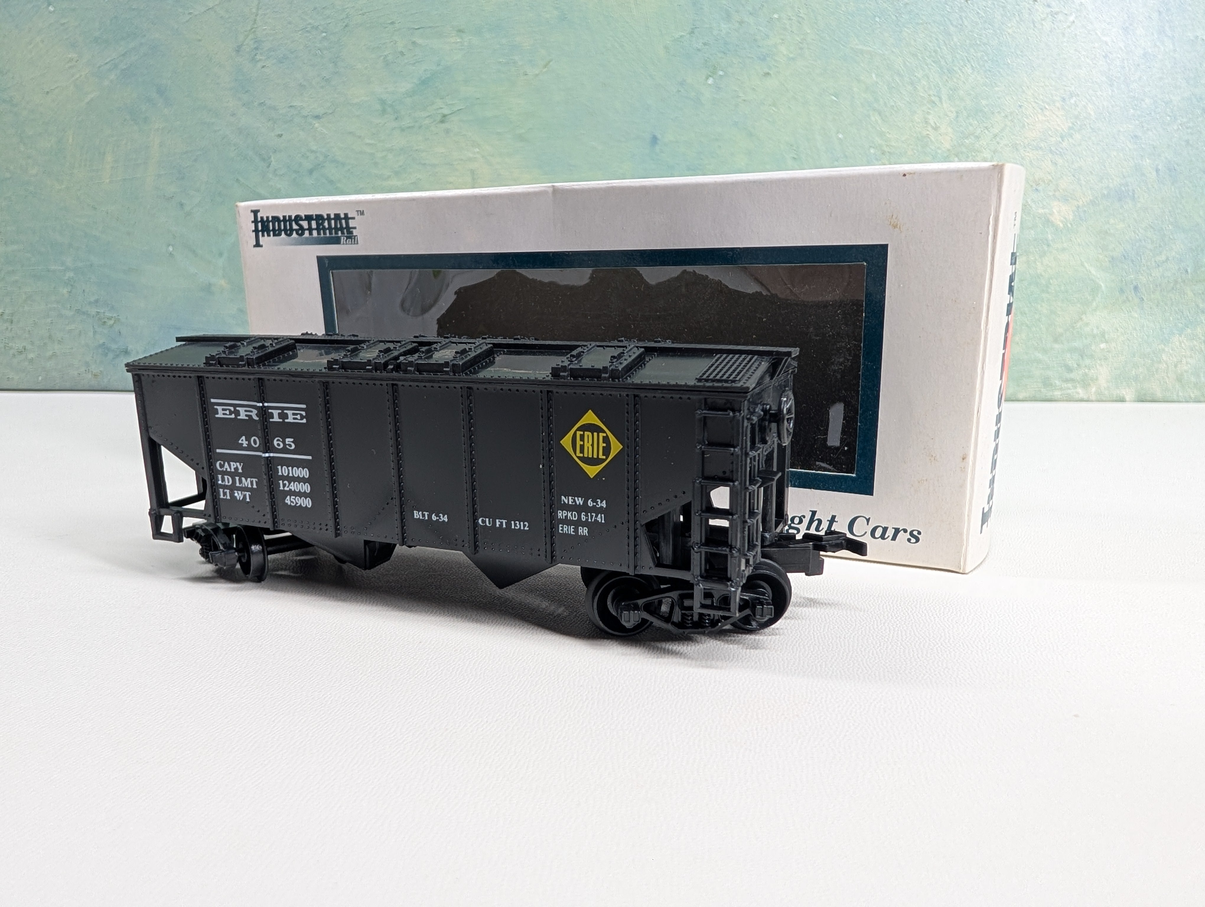 USED Industrial Rail HO Scale 2 Bay Covered Hopper Erie #4065
