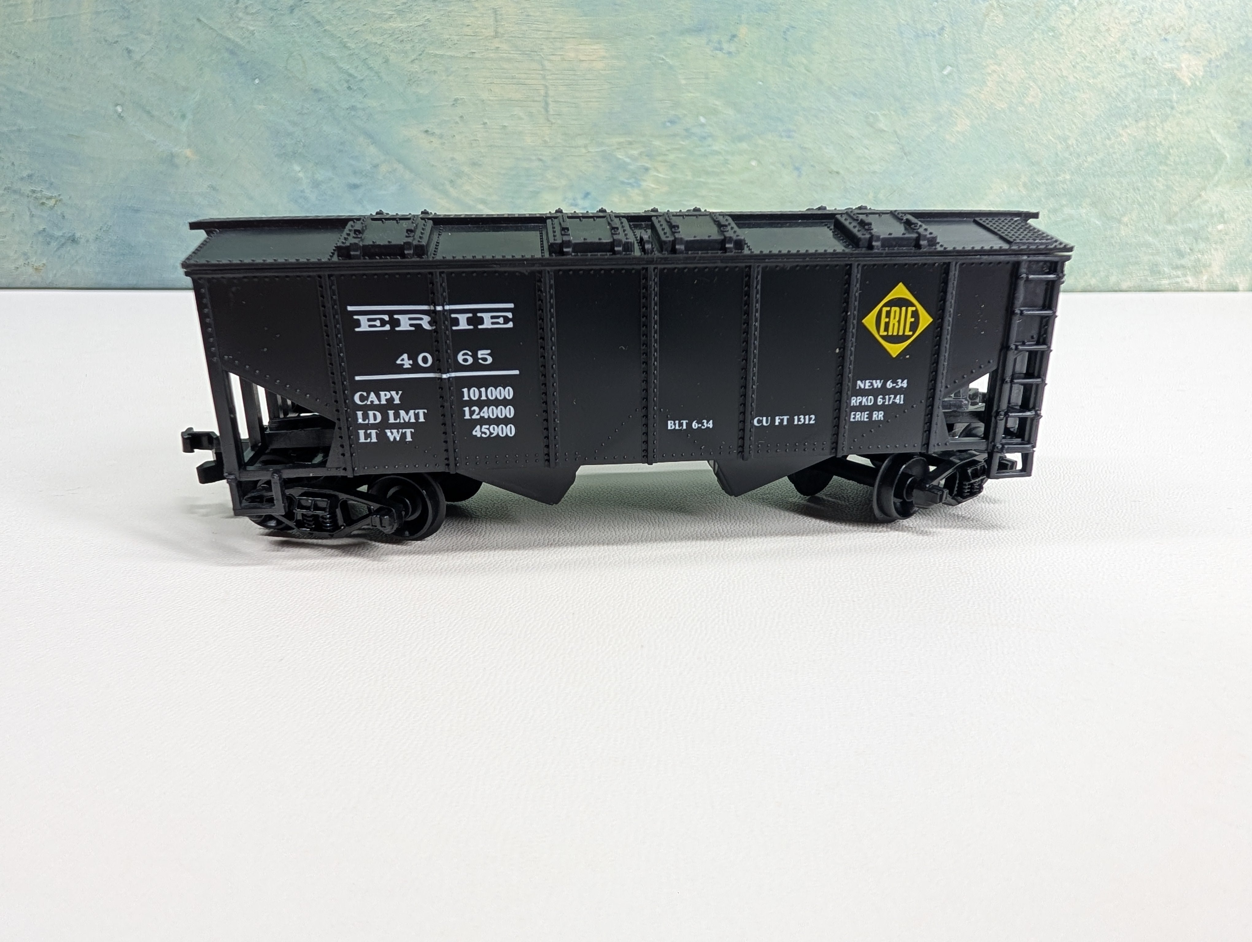 USED Industrial Rail HO Scale 2 Bay Covered Hopper Erie #4065