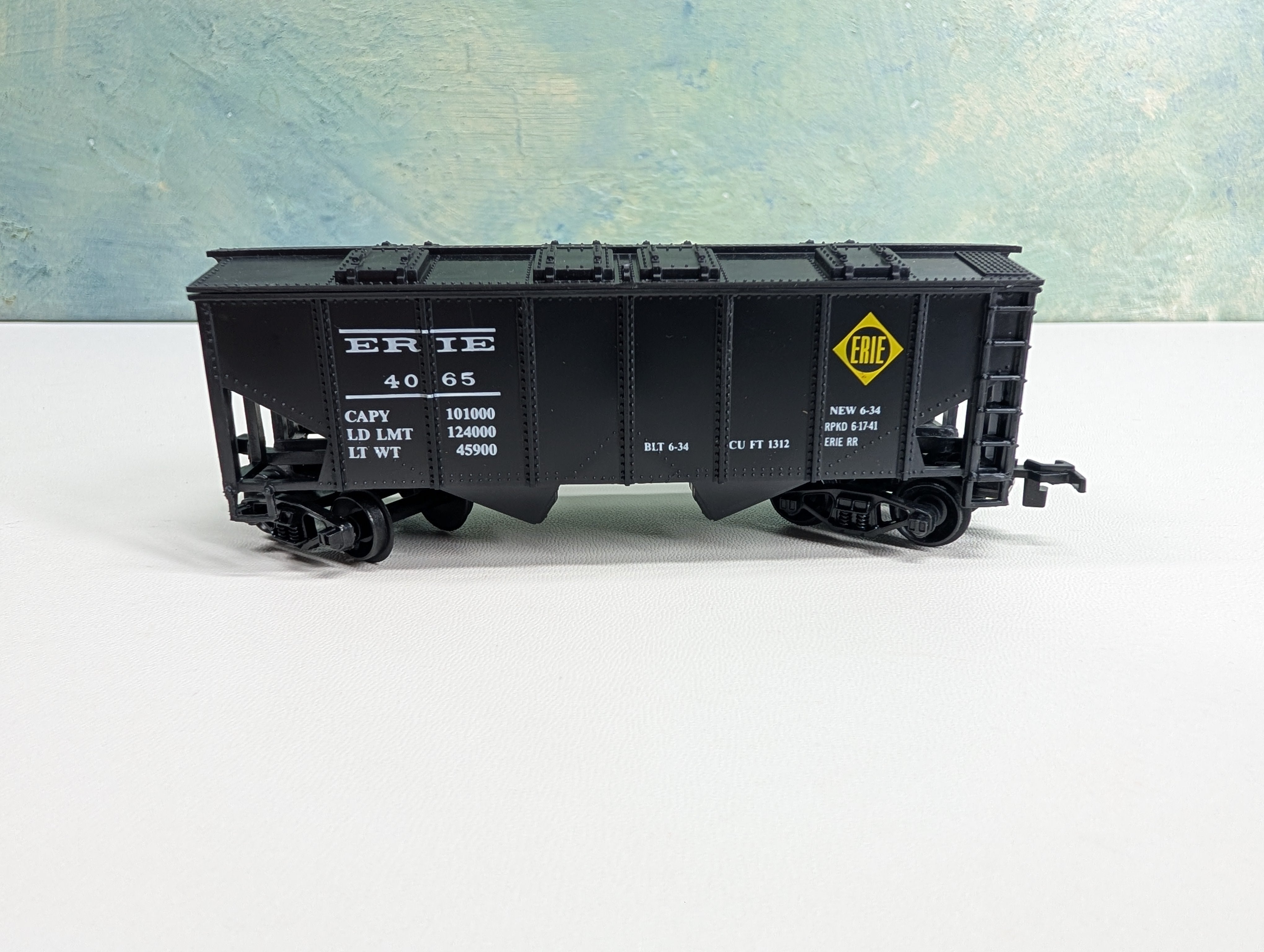 USED Industrial Rail HO Scale 2 Bay Covered Hopper Erie #4065
