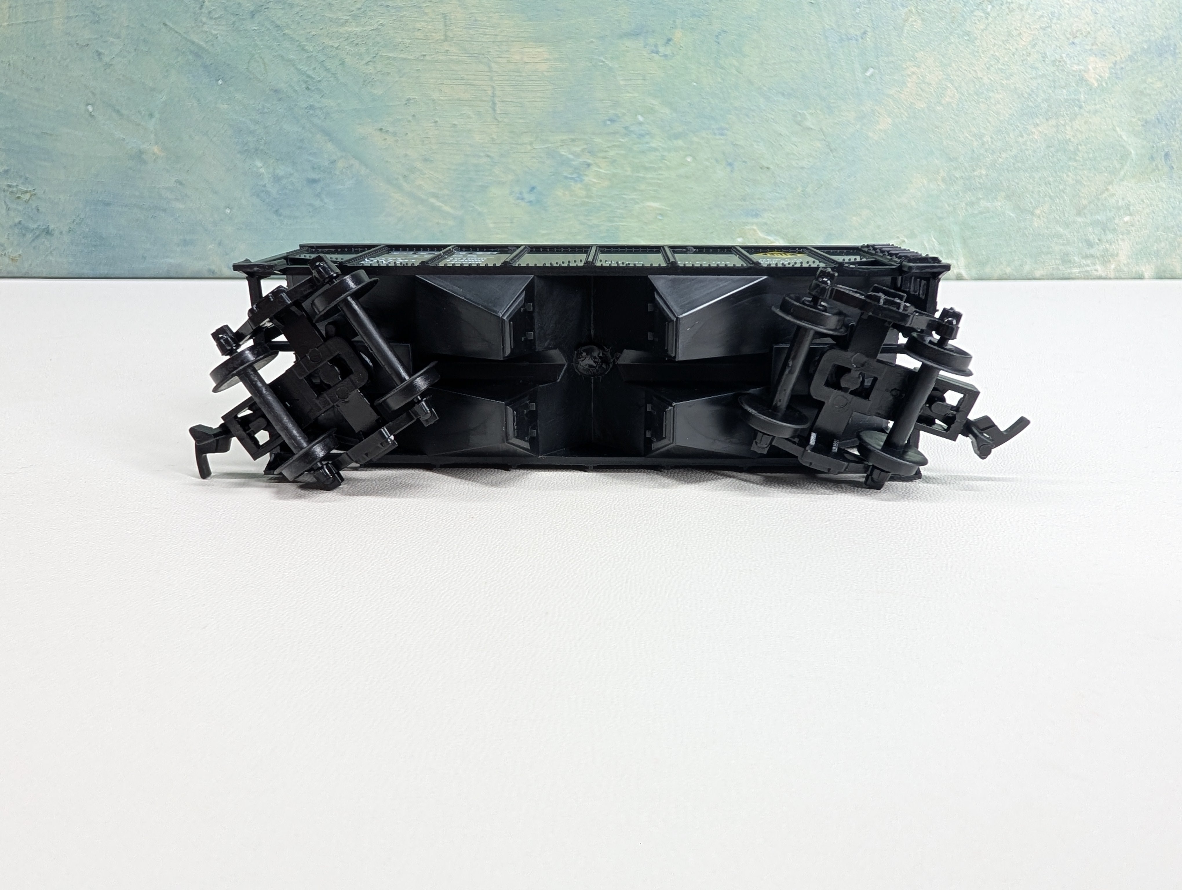 USED Industrial Rail HO Scale 2 Bay Covered Hopper Erie #4065
