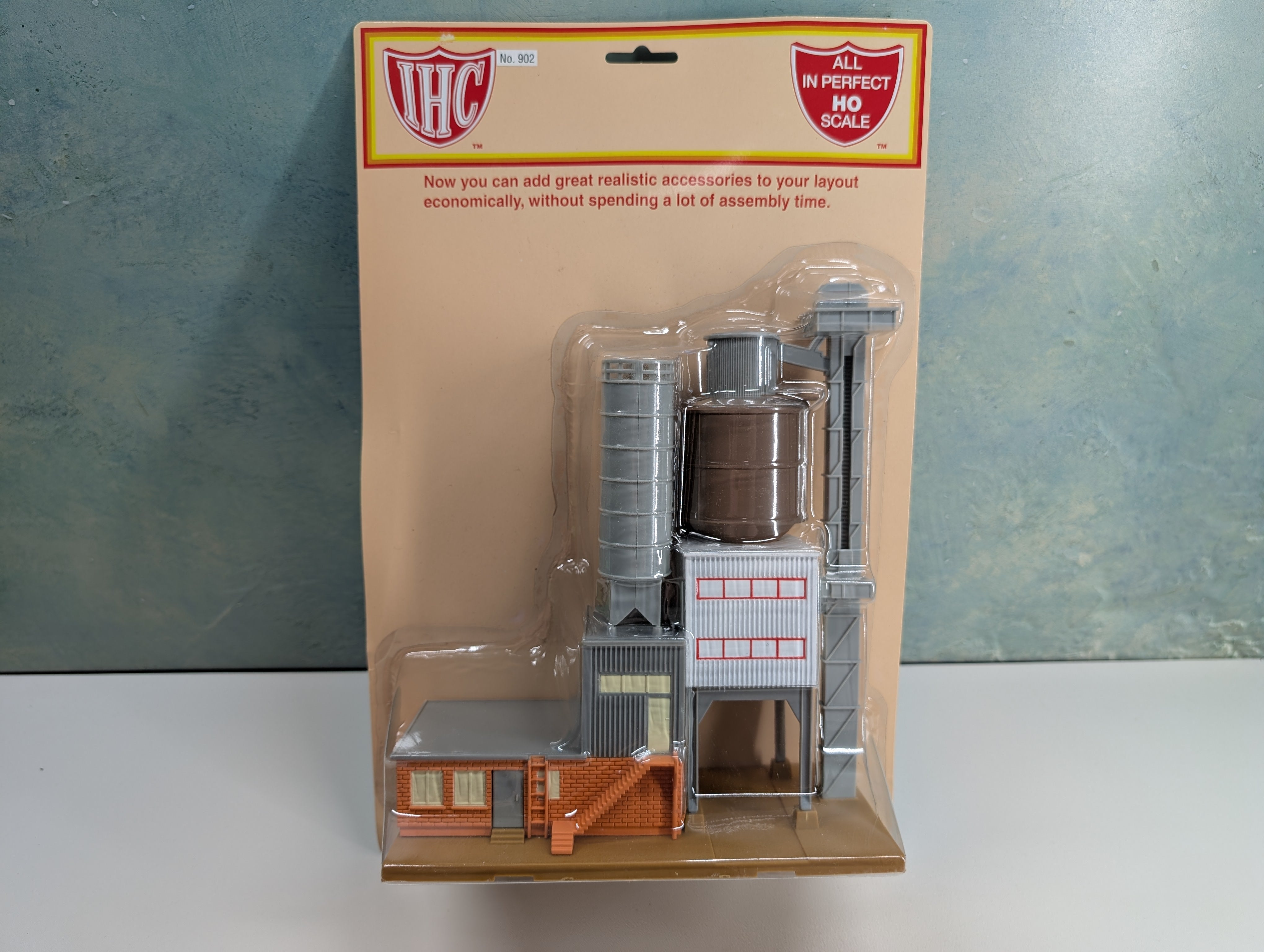 IHC 902 HO Scale Cement Plant with Platform (sealed)