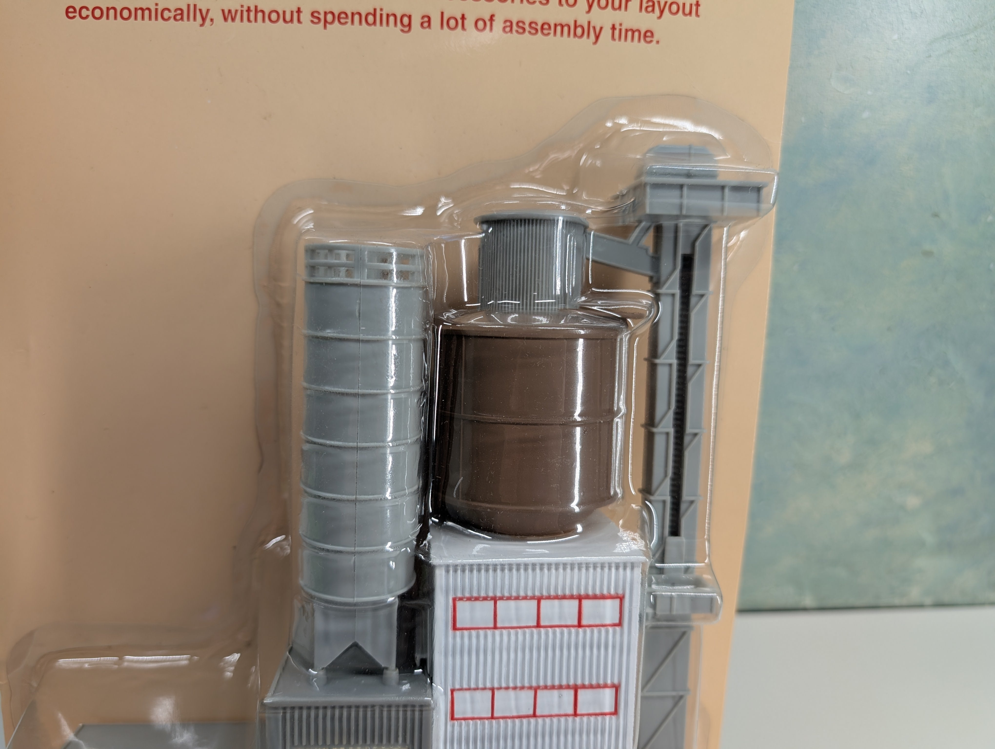 IHC 902 HO Scale Cement Plant with Platform (sealed)
