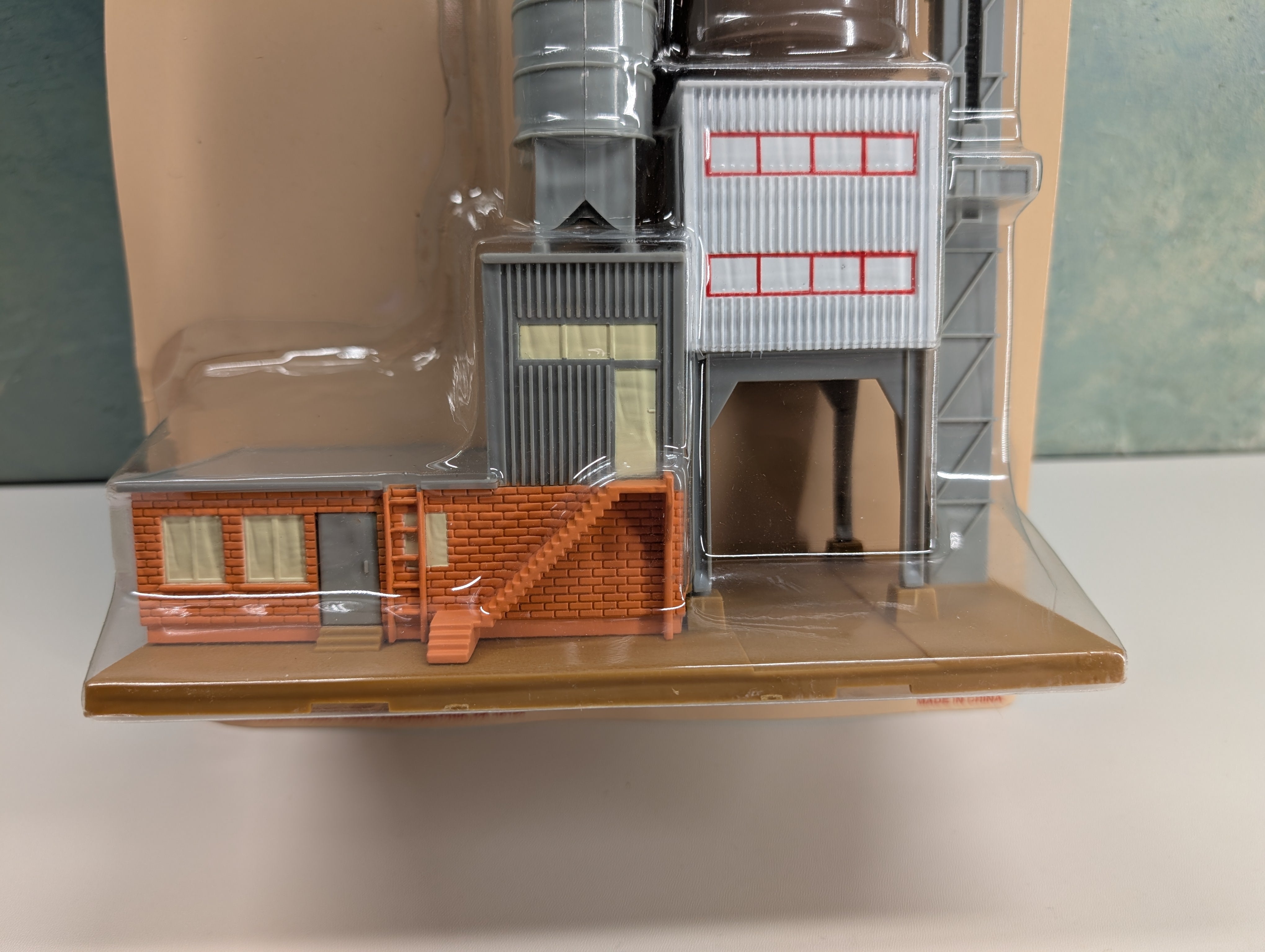 IHC 902 HO Scale Cement Plant with Platform (sealed)