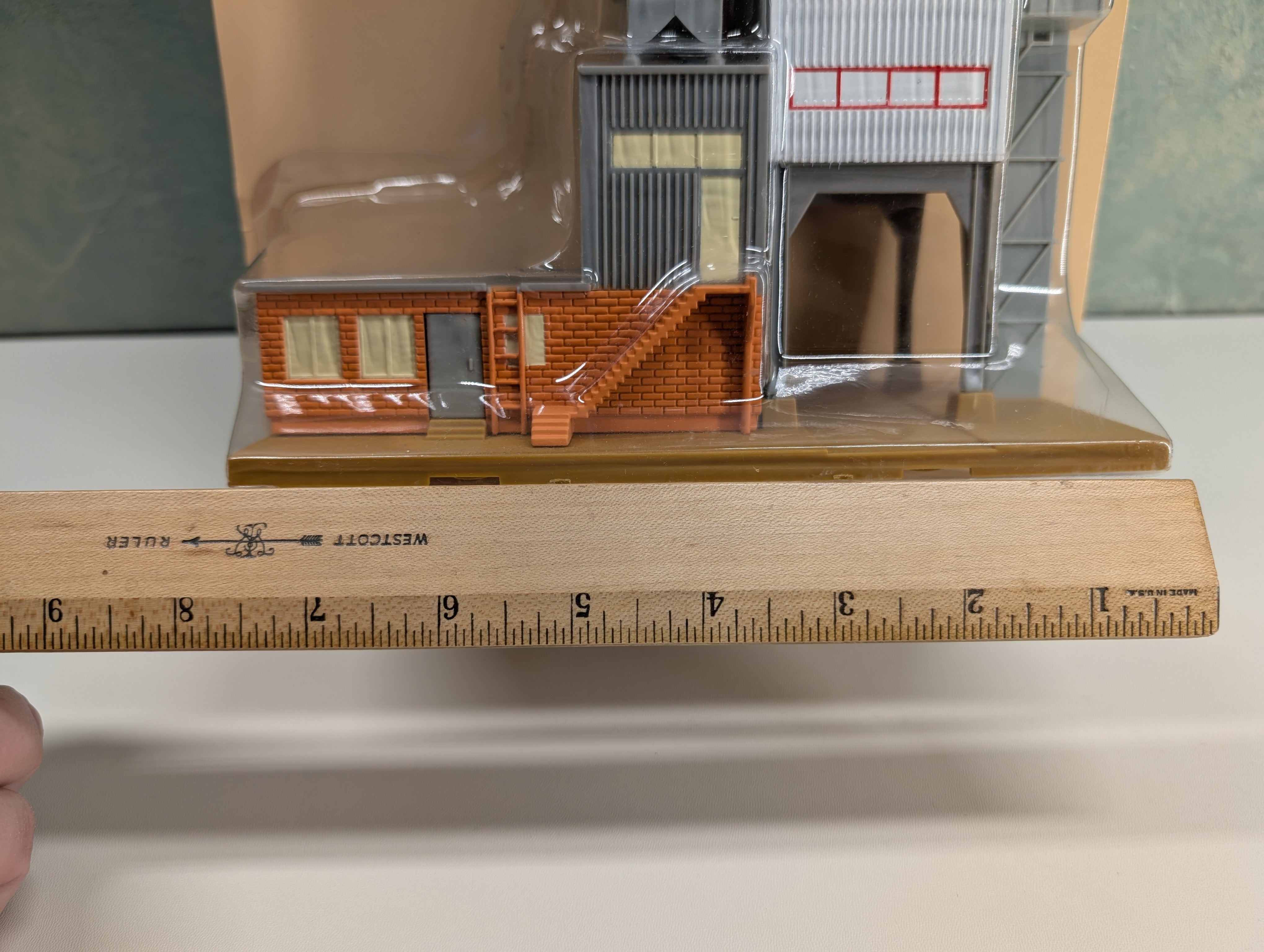 IHC 902 HO Scale Cement Plant with Platform (sealed)