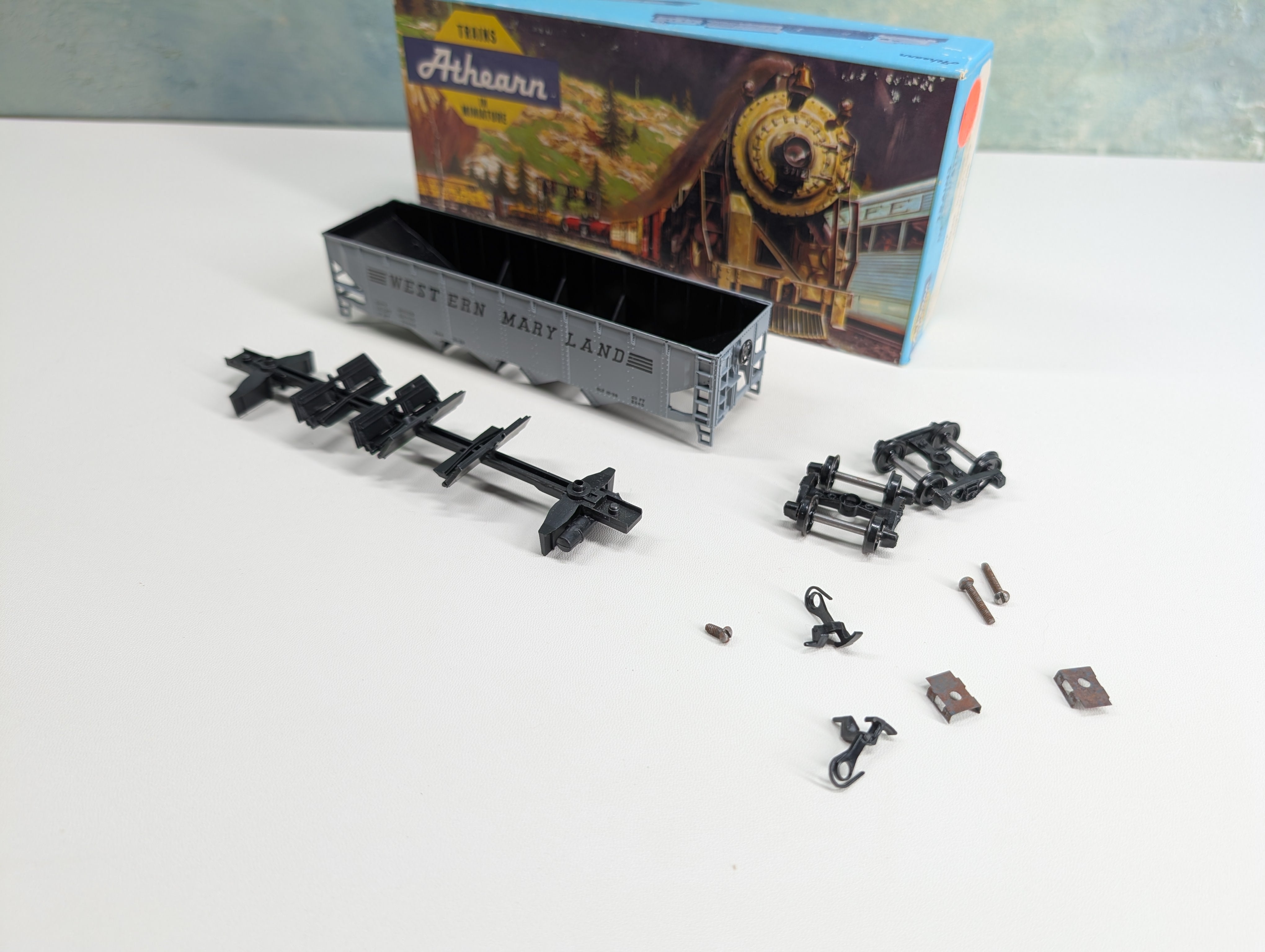 USED Athearn 1727 HO Scale 4 Bay Operating Hopper Western Maryland WM KIT