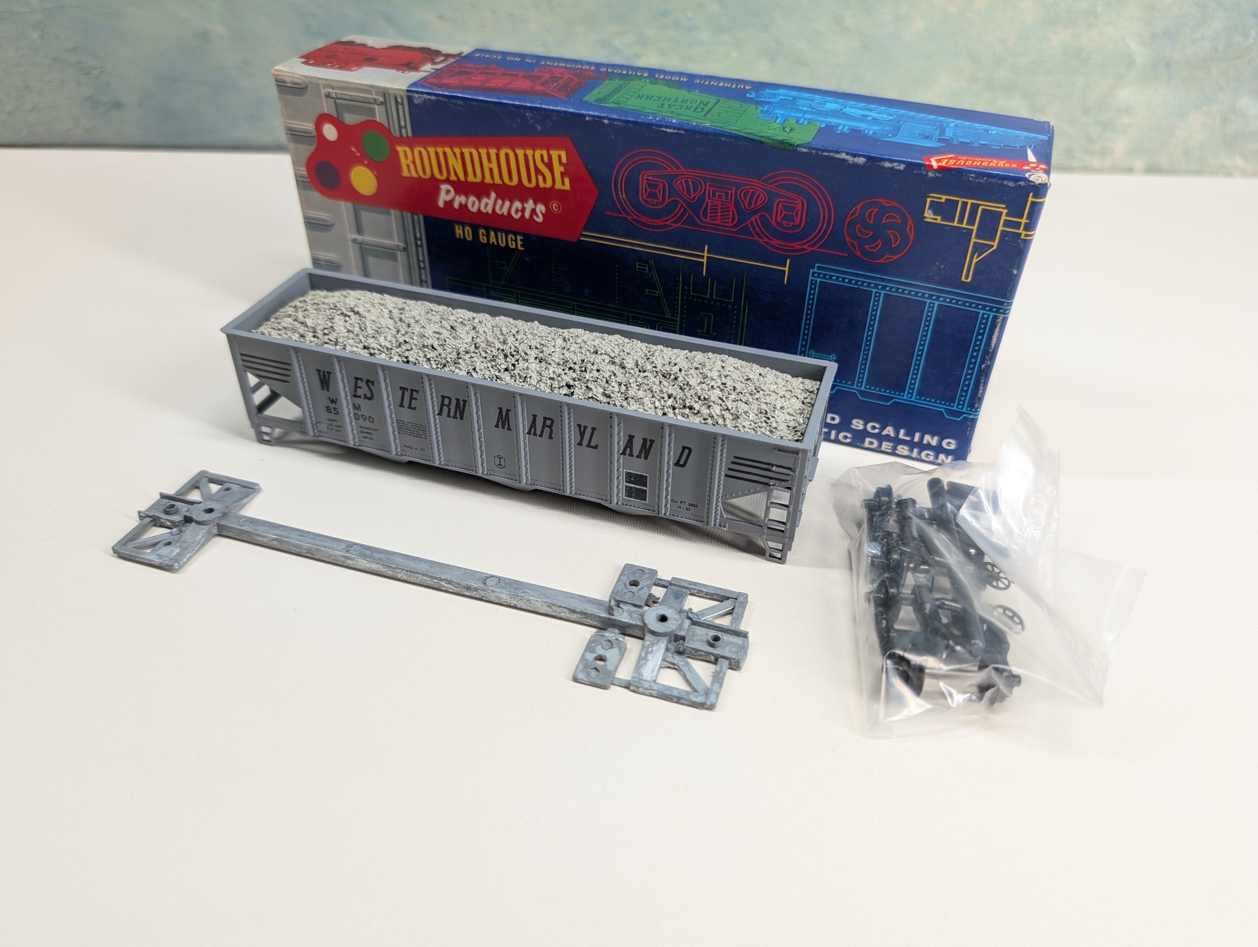 USED Roundhouse 1534 HO Scale 3 Bay Rib Side Hopper Western Maryland WM #85090 w/ Ballast Load KIT