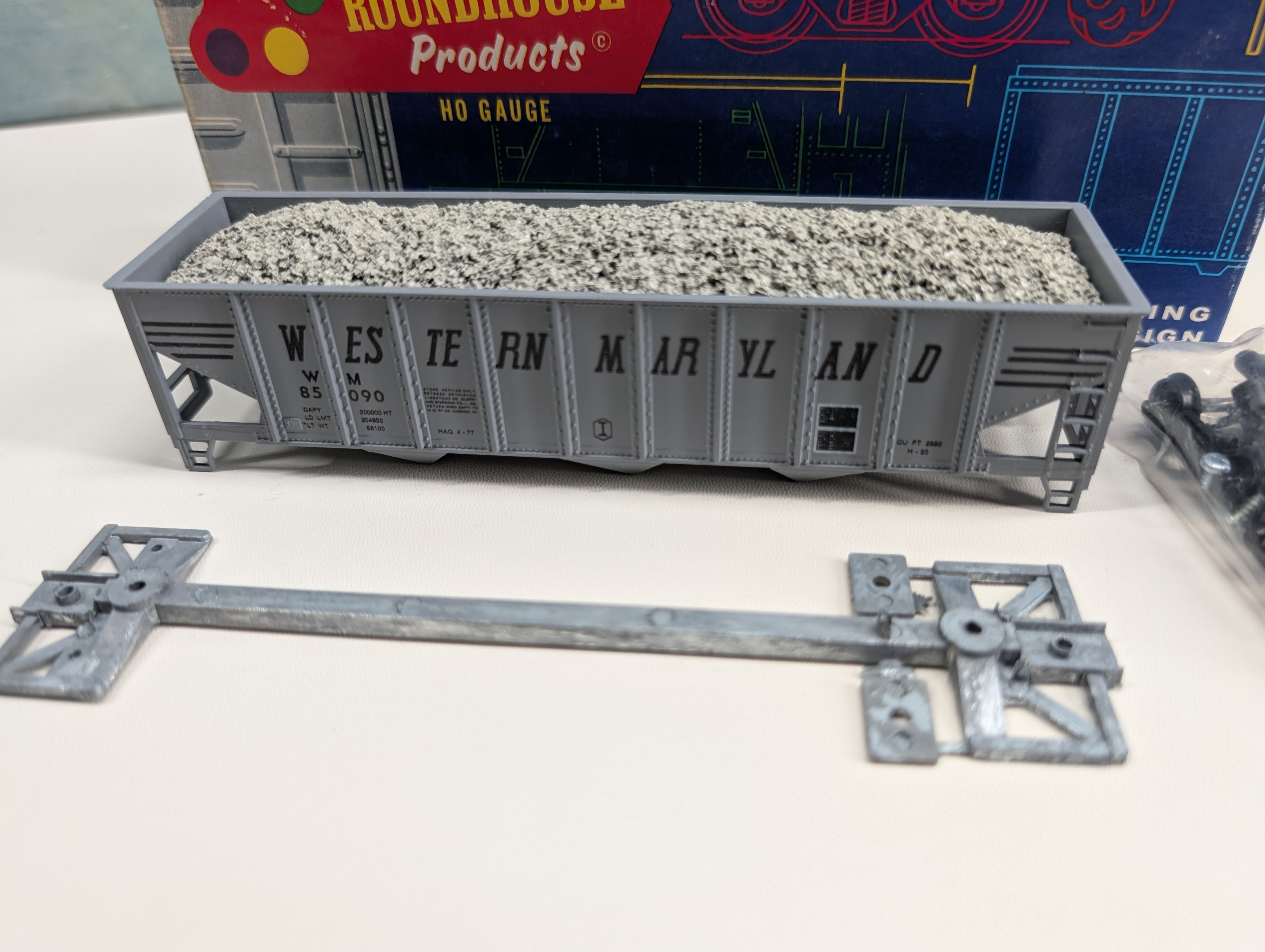 USED Roundhouse 1534 HO Scale 3 Bay Rib Side Hopper Western Maryland WM #85090 w/ Ballast Load KIT