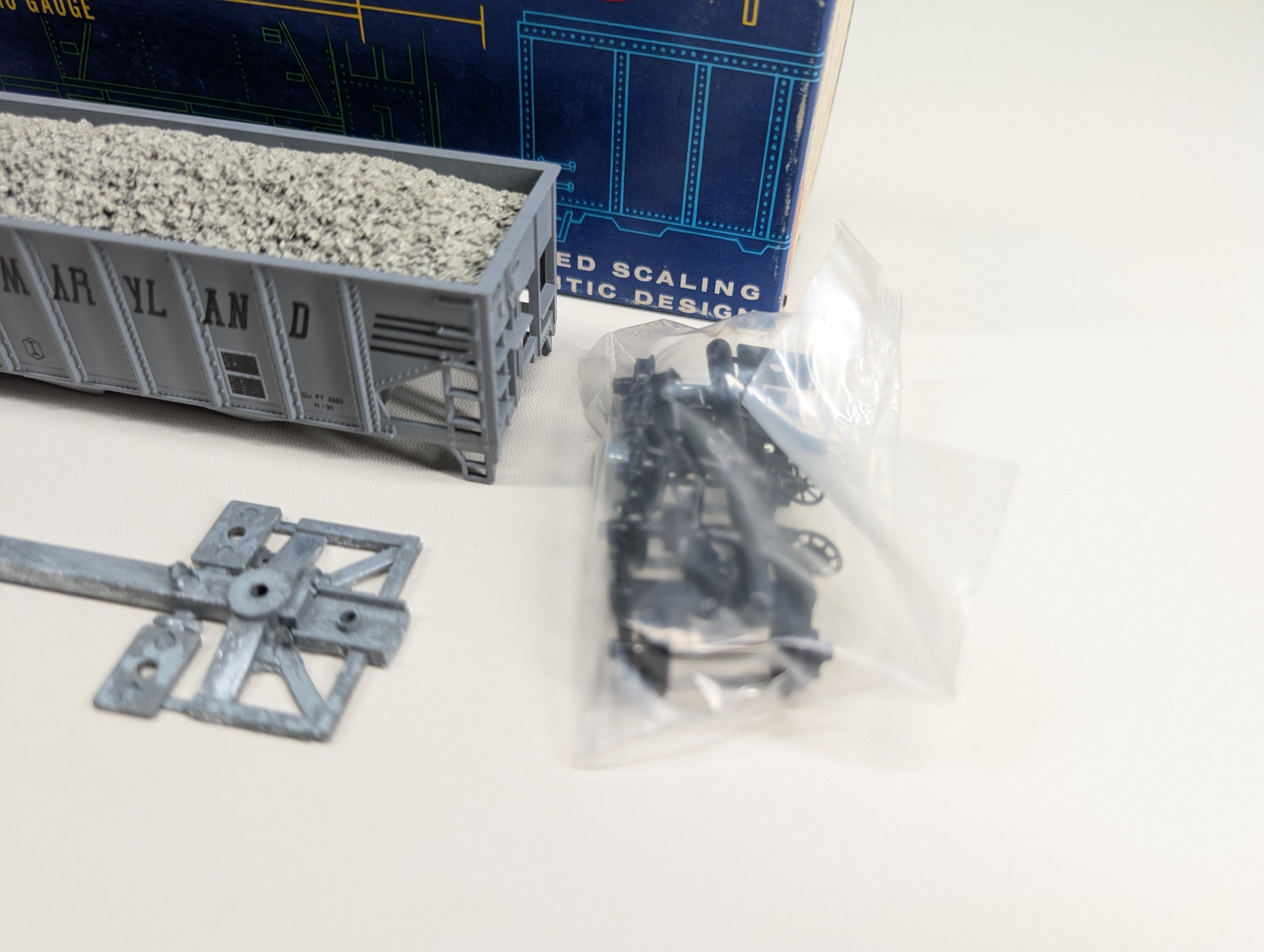 USED Roundhouse 1534 HO Scale 3 Bay Rib Side Hopper Western Maryland WM #85090 w/ Ballast Load KIT