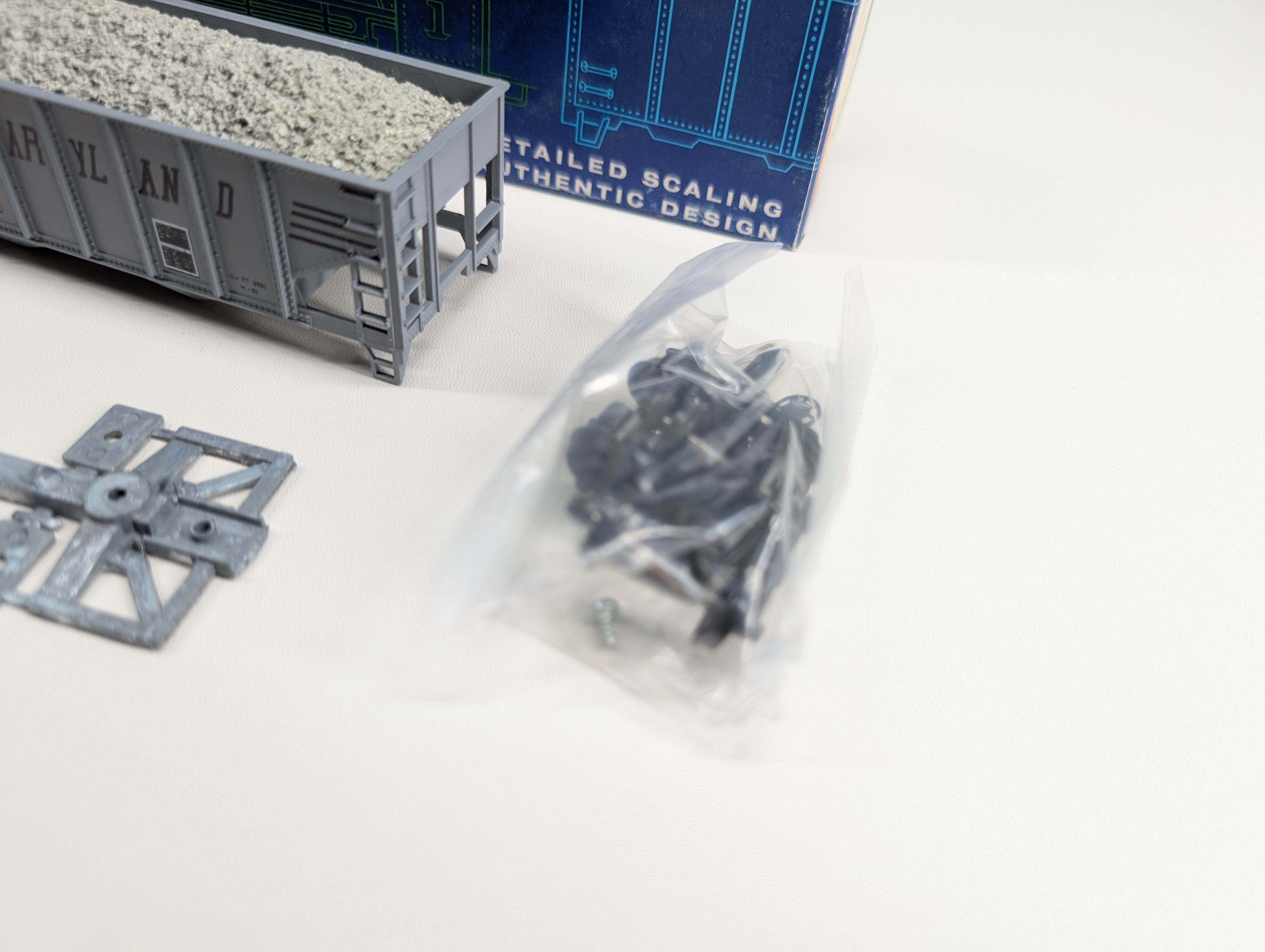 USED Roundhouse 1534 HO Scale 3 Bay Rib Side Hopper Western Maryland WM #85120 w/ Ballast Load KIT