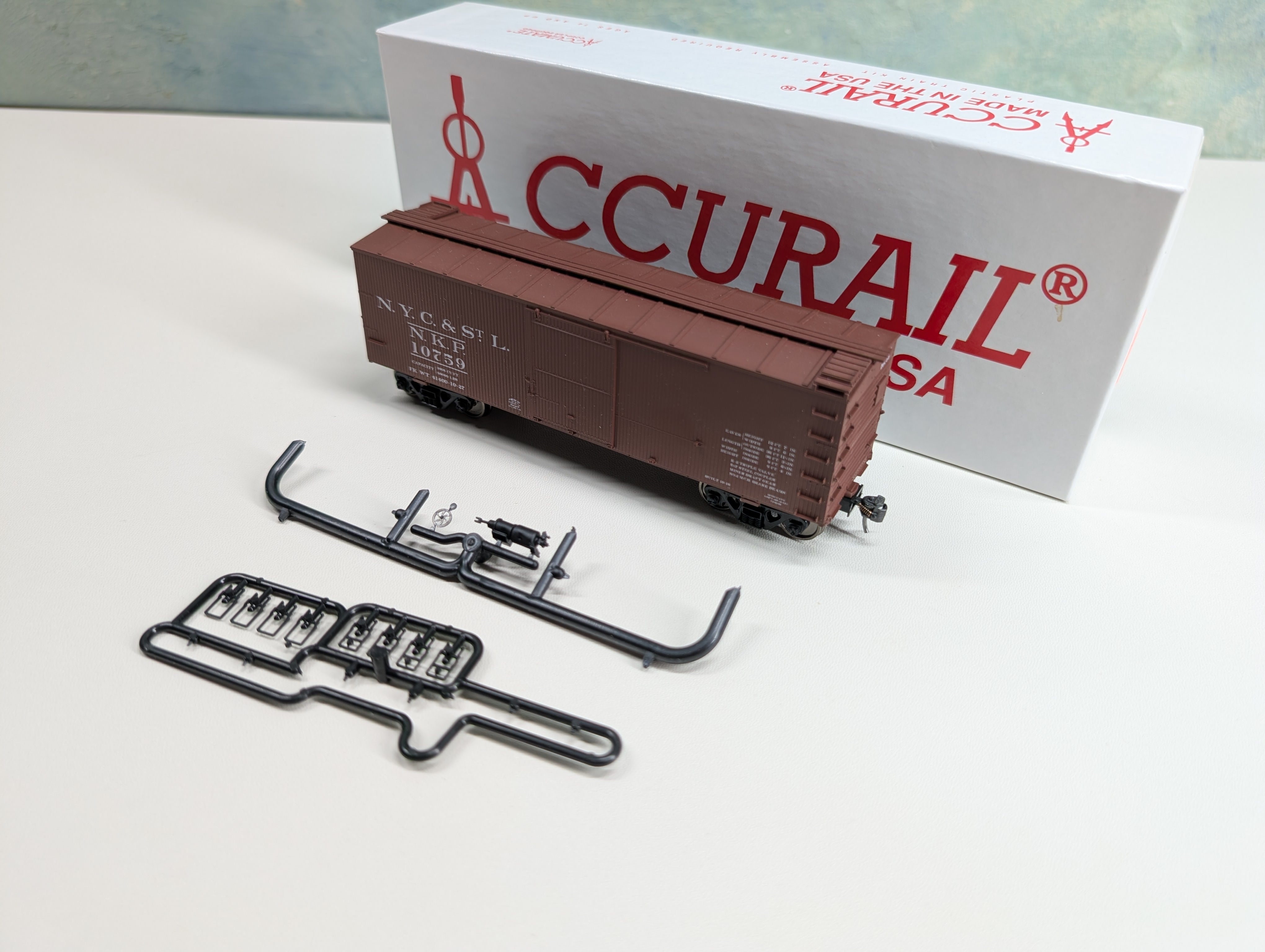 USED Accurail 81402 HO Scale 36' Double Sheath Wood Box Car Nickel Plate Road NKP #10759 Metal Wheels