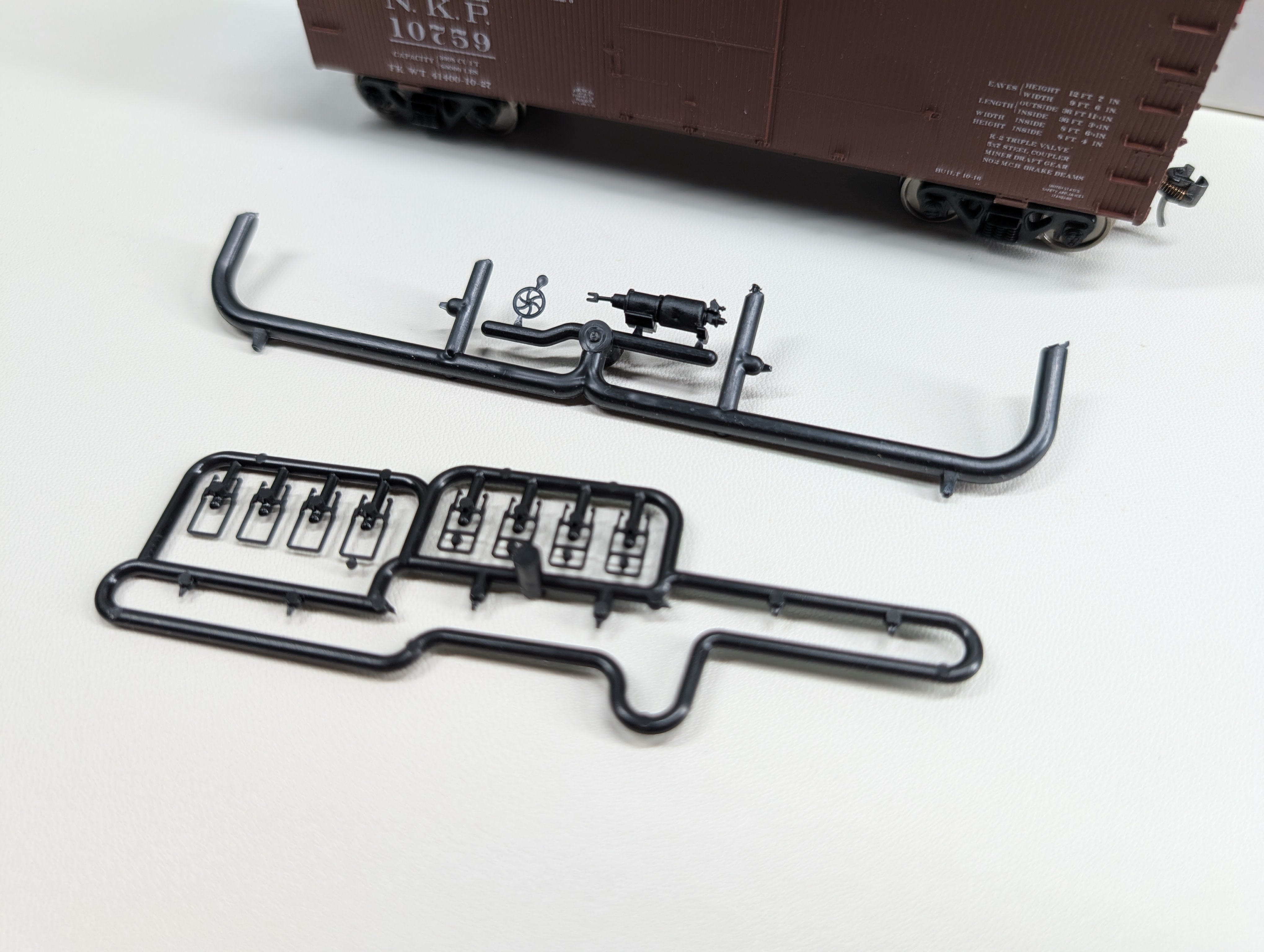 USED Accurail 81402 HO Scale 36' Double Sheath Wood Box Car Nickel Plate Road NKP #10759 Metal Wheels