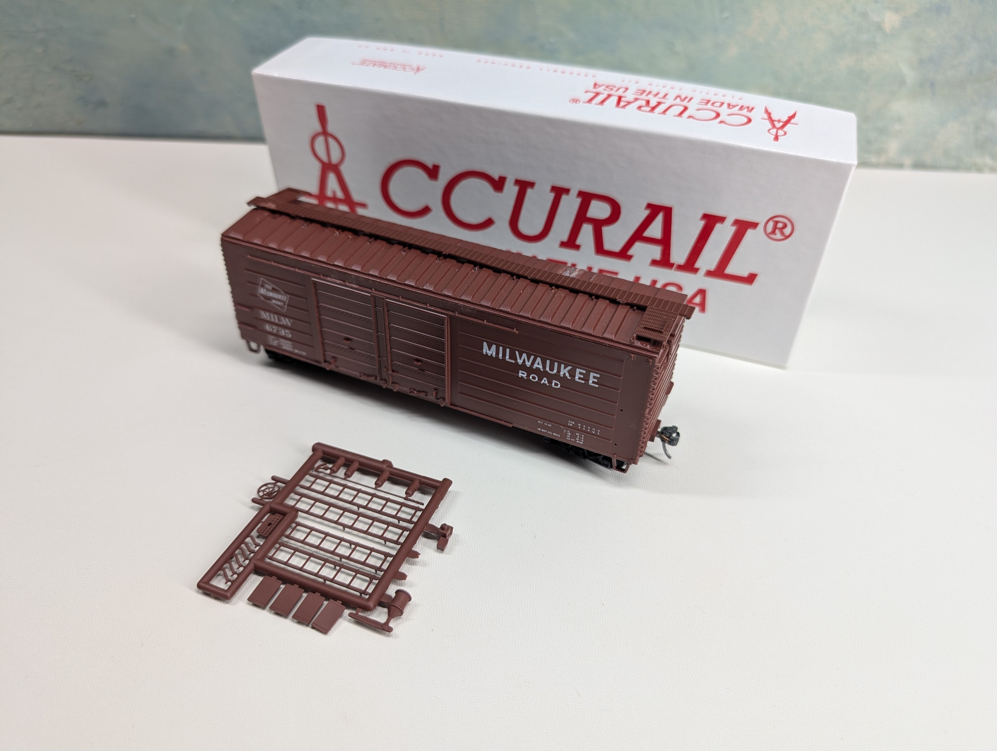 USED Accurail 3985 HO Scale 40' DD RS Box Car Post 1953 Milwaukee Road MILW #6735