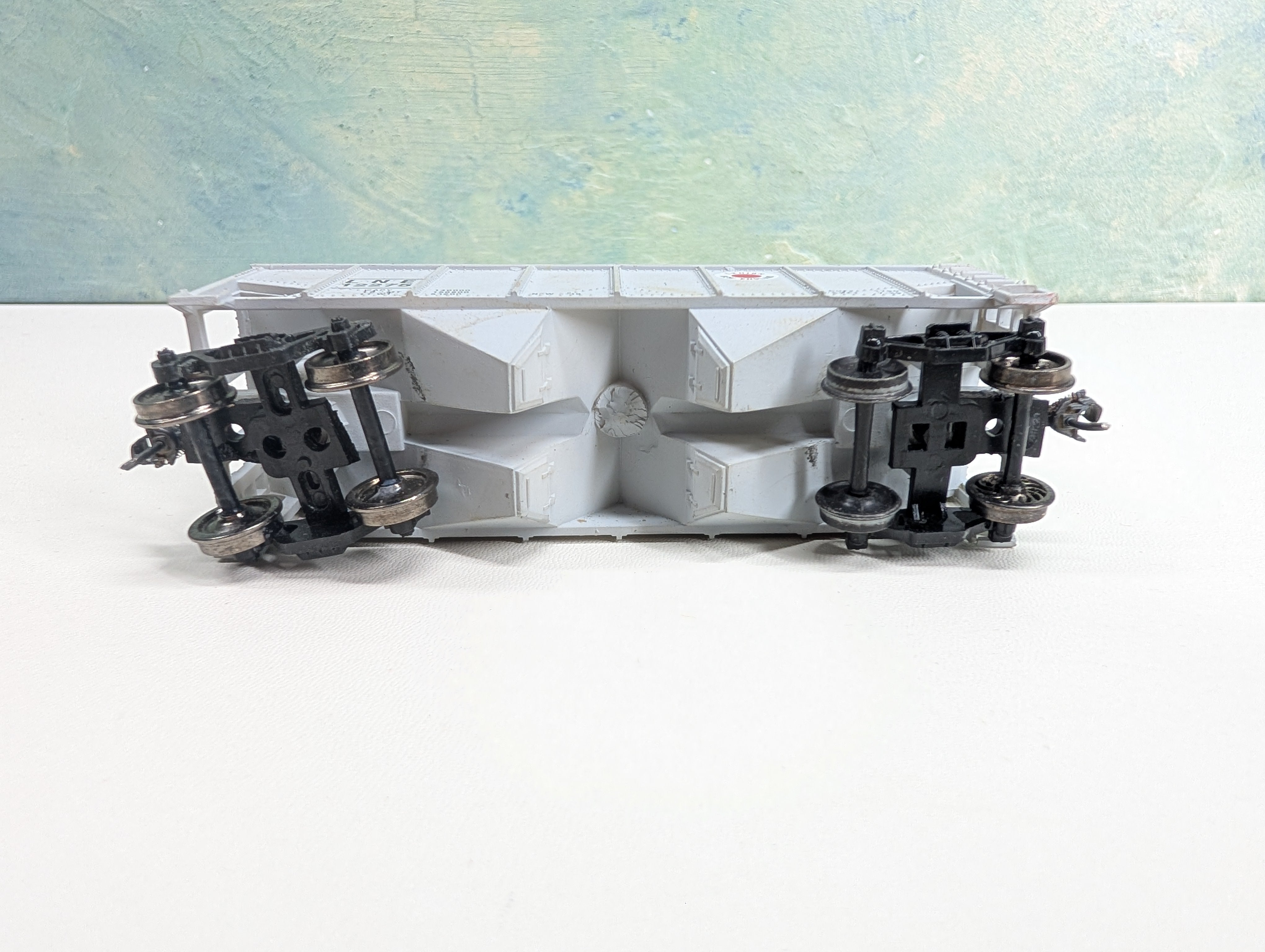 USED HO Scale 2 Bay Covered Hopper Lehigh and New England LNE #12275 Metal Wheels