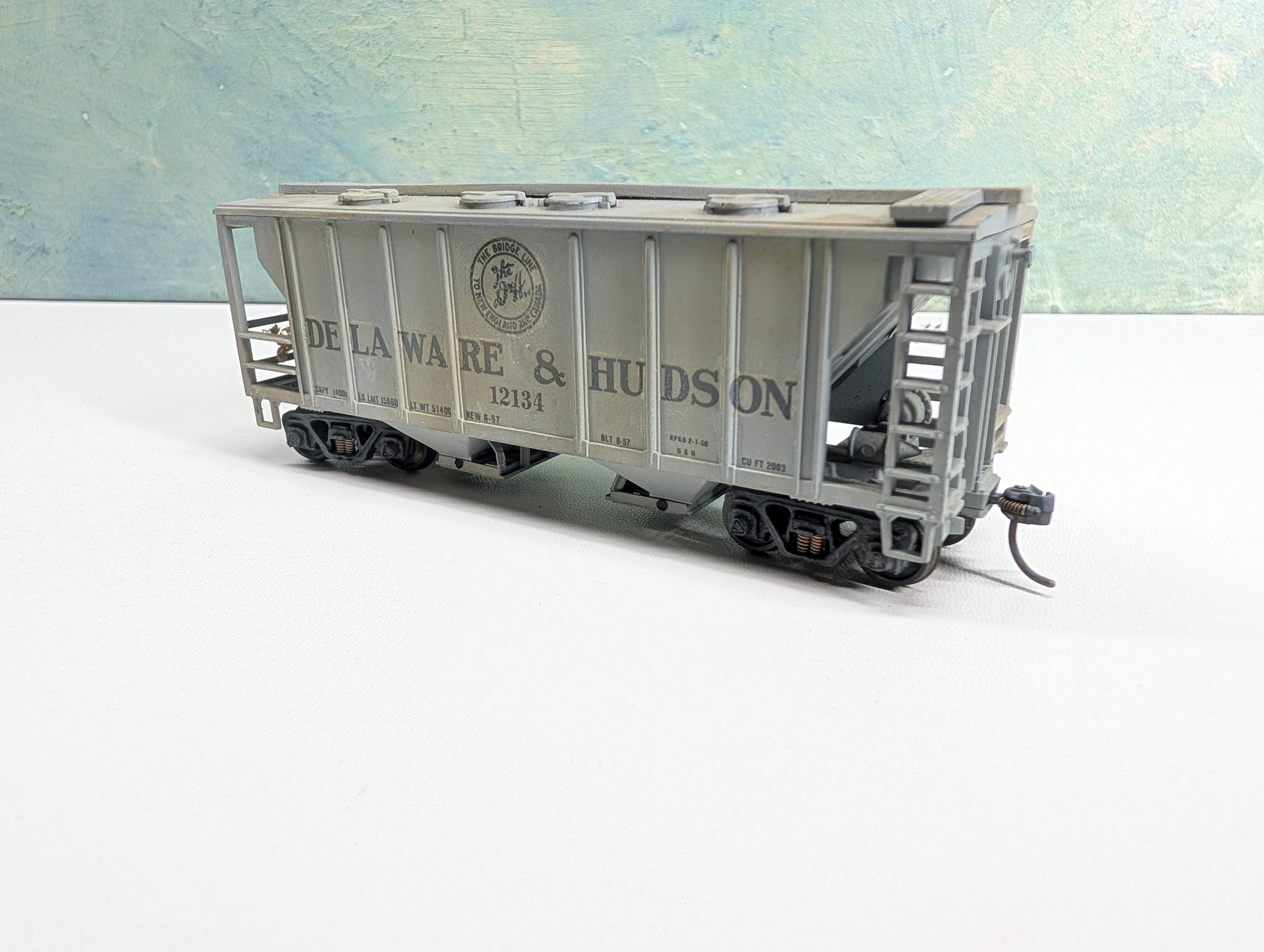 USED Roundhouse HO Scale 2 Bay Covered Hopper Delaware and Hudson D&H #12134 Custom Decals, Weathering, Metal Wheels