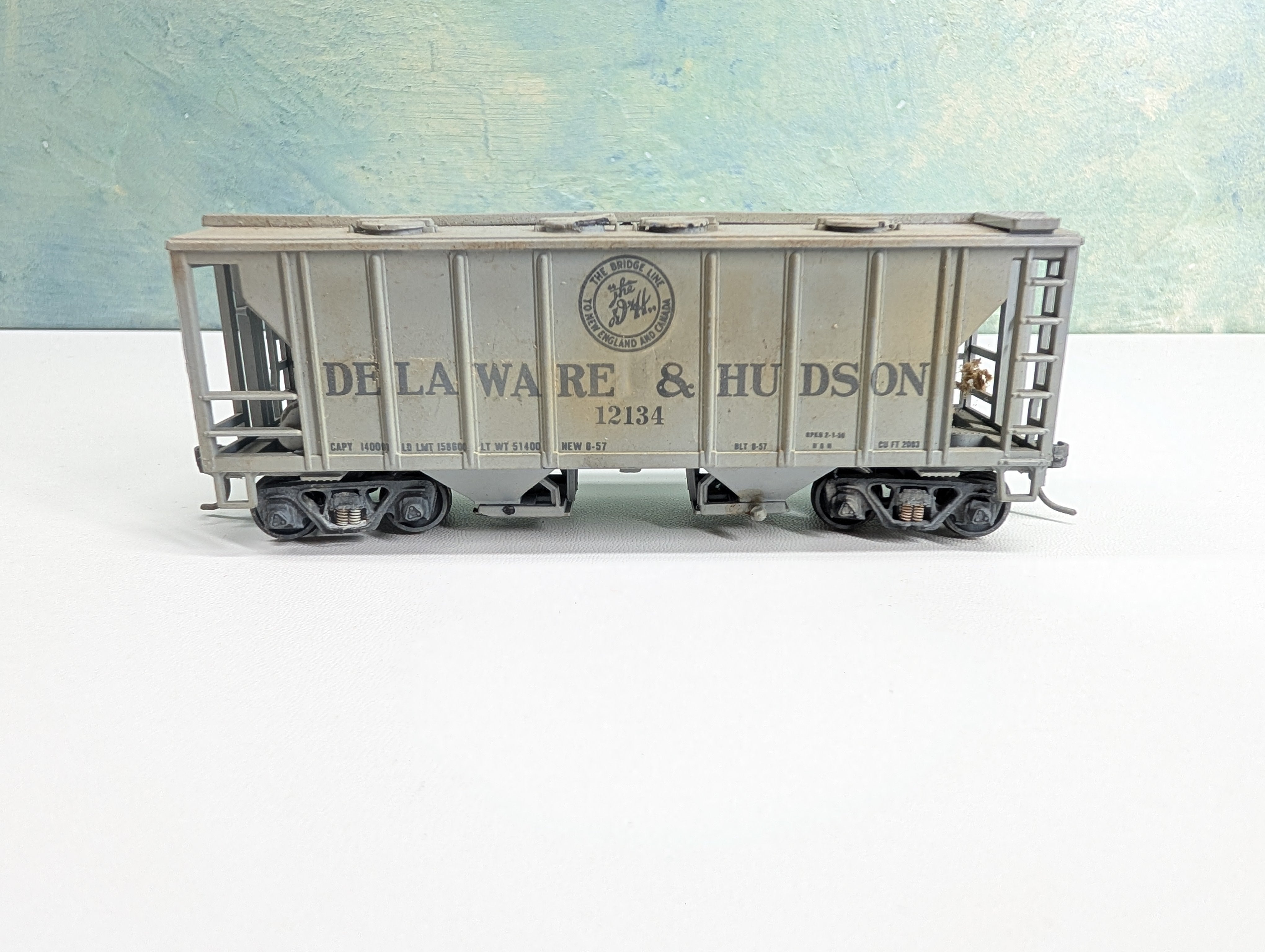 USED Roundhouse HO Scale 2 Bay Covered Hopper Delaware and Hudson D&H #12134 Custom Decals, Weathering, Metal Wheels