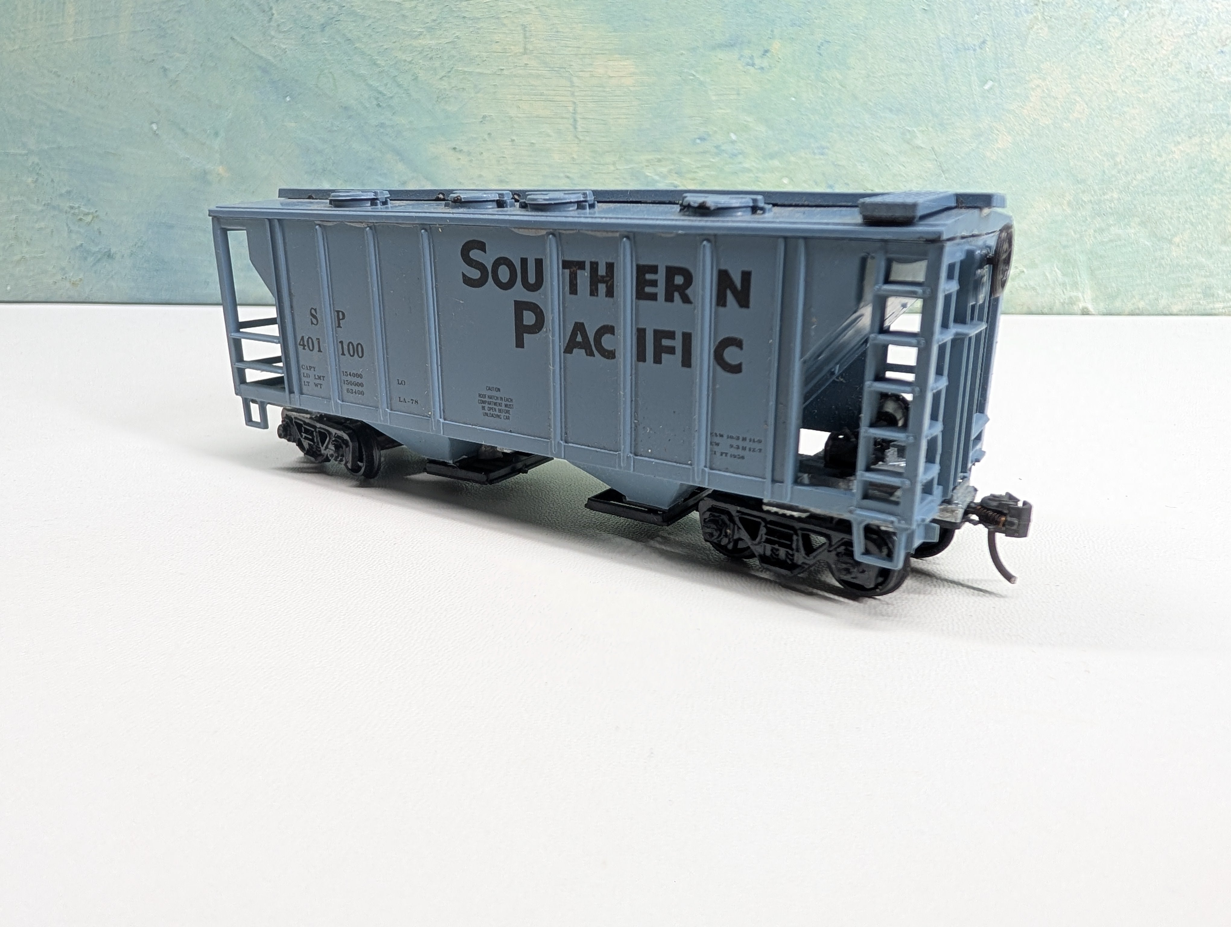 USED Roundhouse HO Scale 2 Bay Covered Hopper Southern Pacific SP #401100