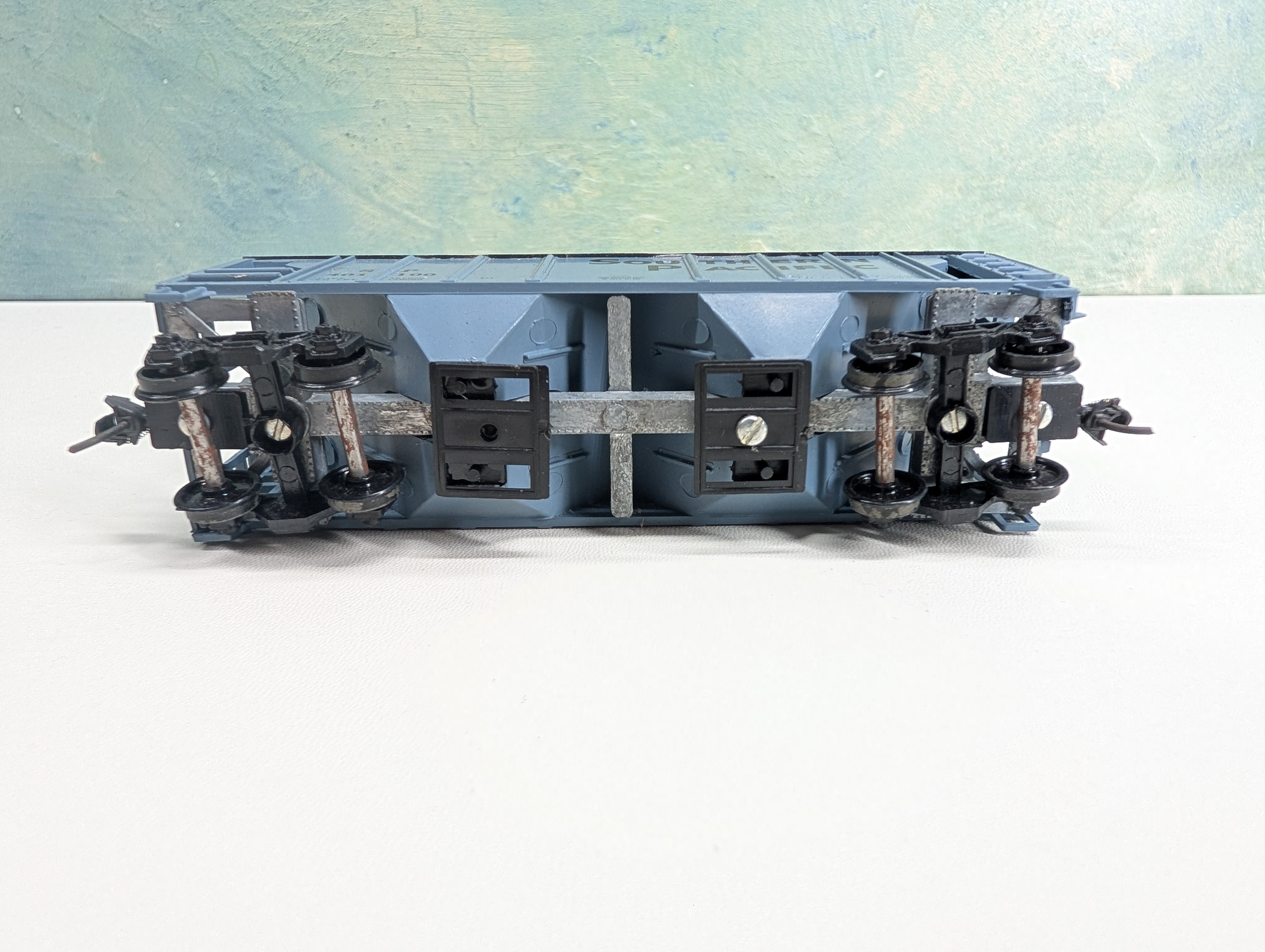 USED Roundhouse HO Scale 2 Bay Covered Hopper Southern Pacific SP #401100