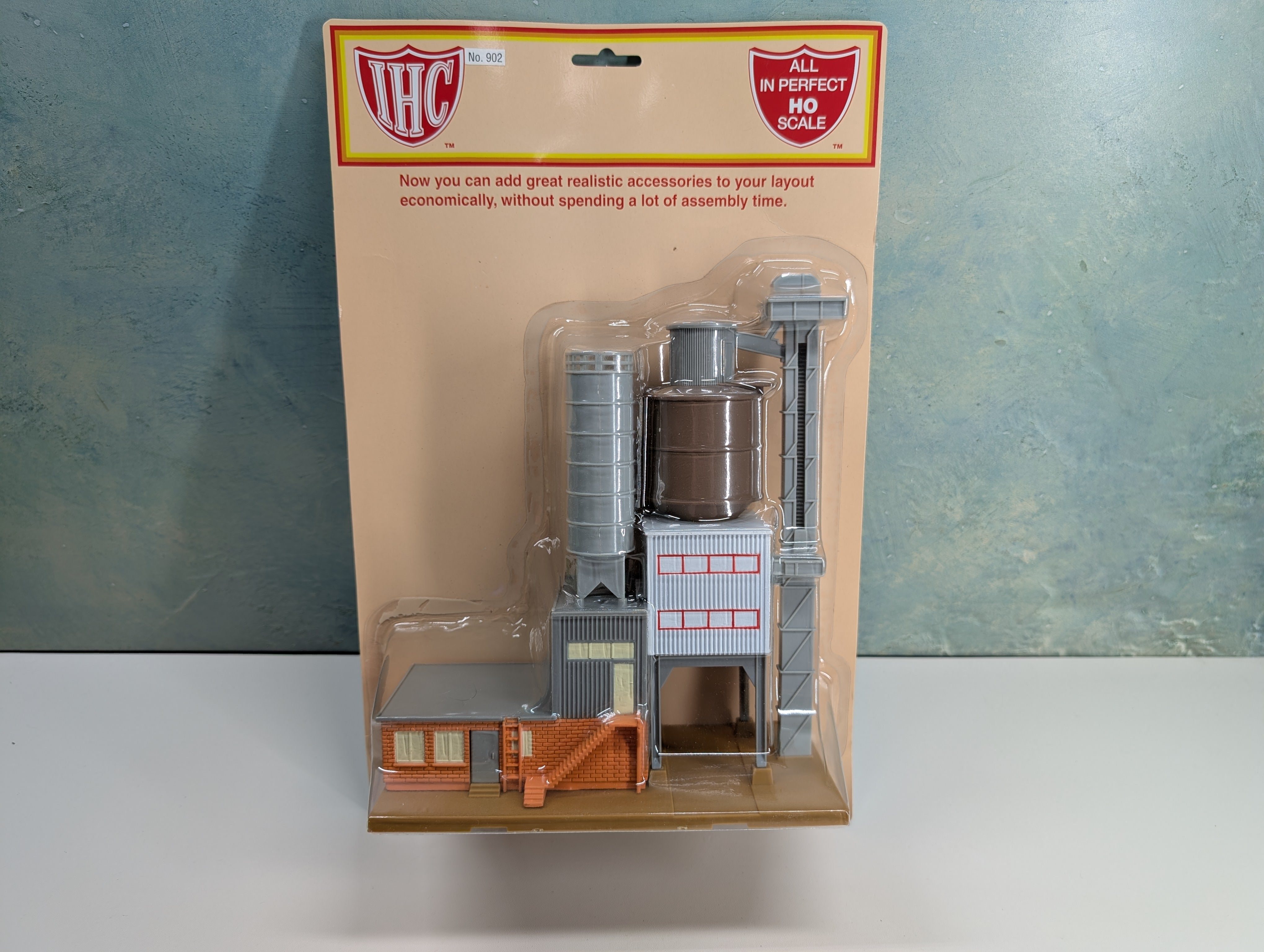 IHC 902 HO Scale Cement Plant with Platform (sealed)