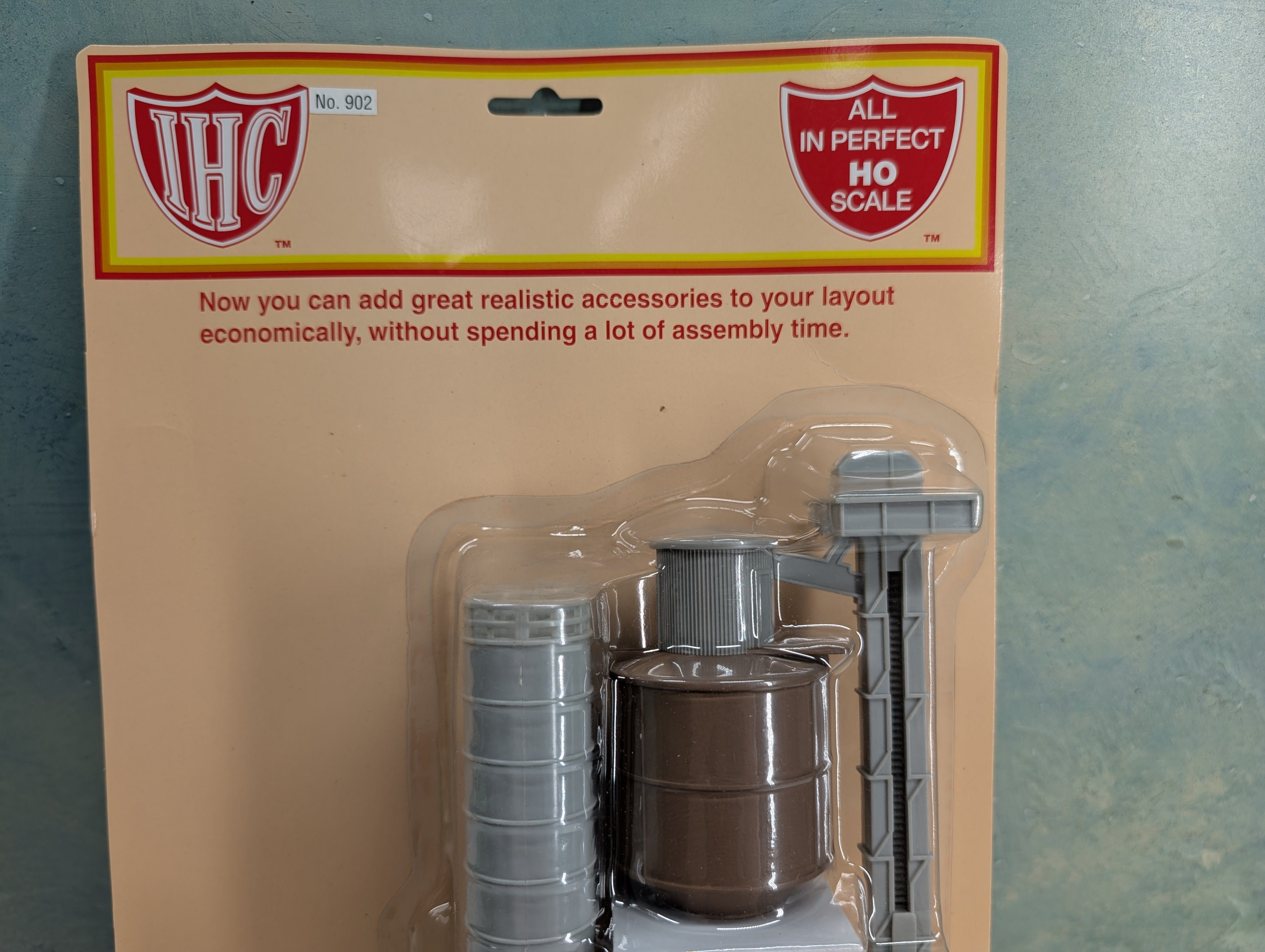 IHC 902 HO Scale Cement Plant with Platform (sealed)