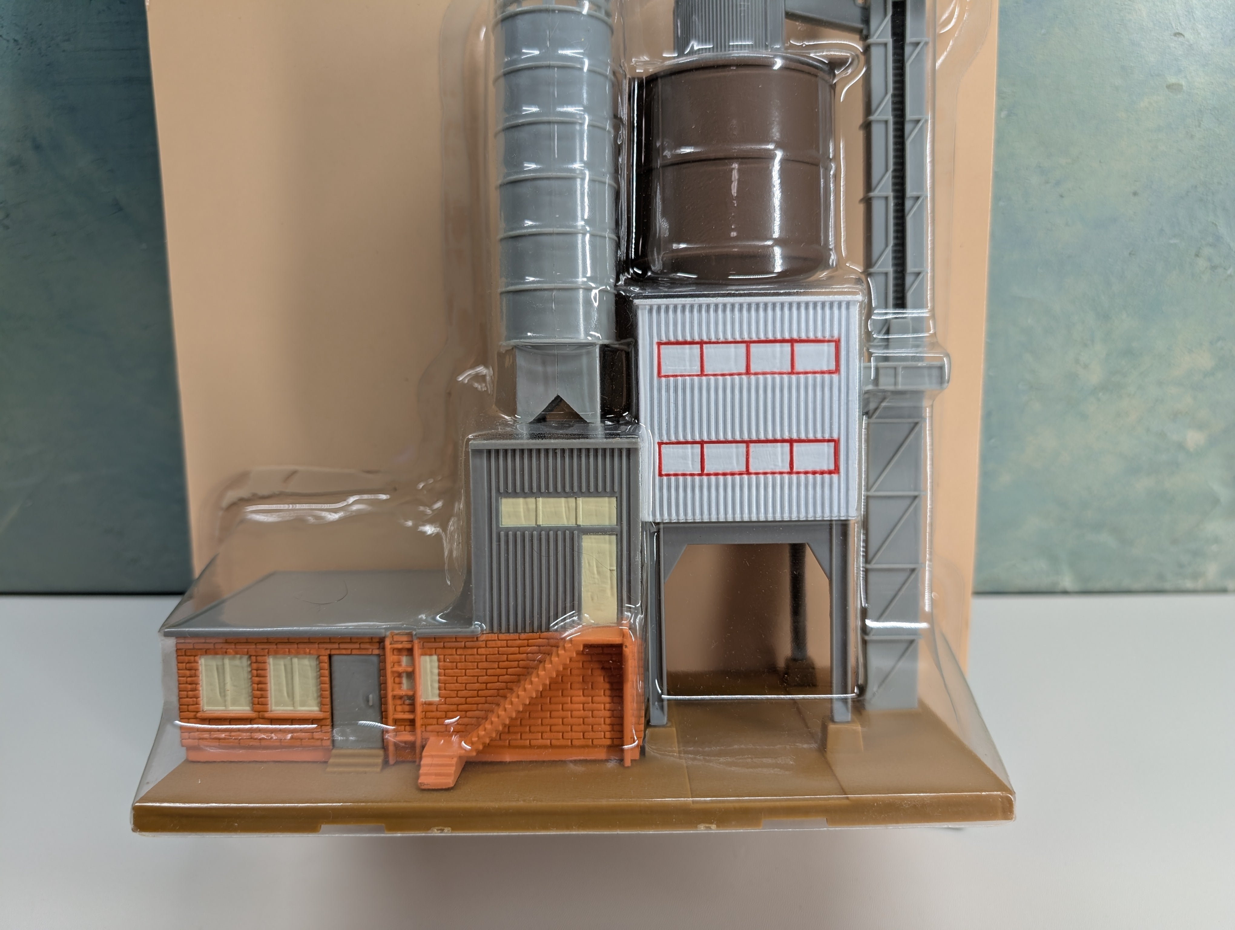 IHC 902 HO Scale Cement Plant with Platform (sealed)