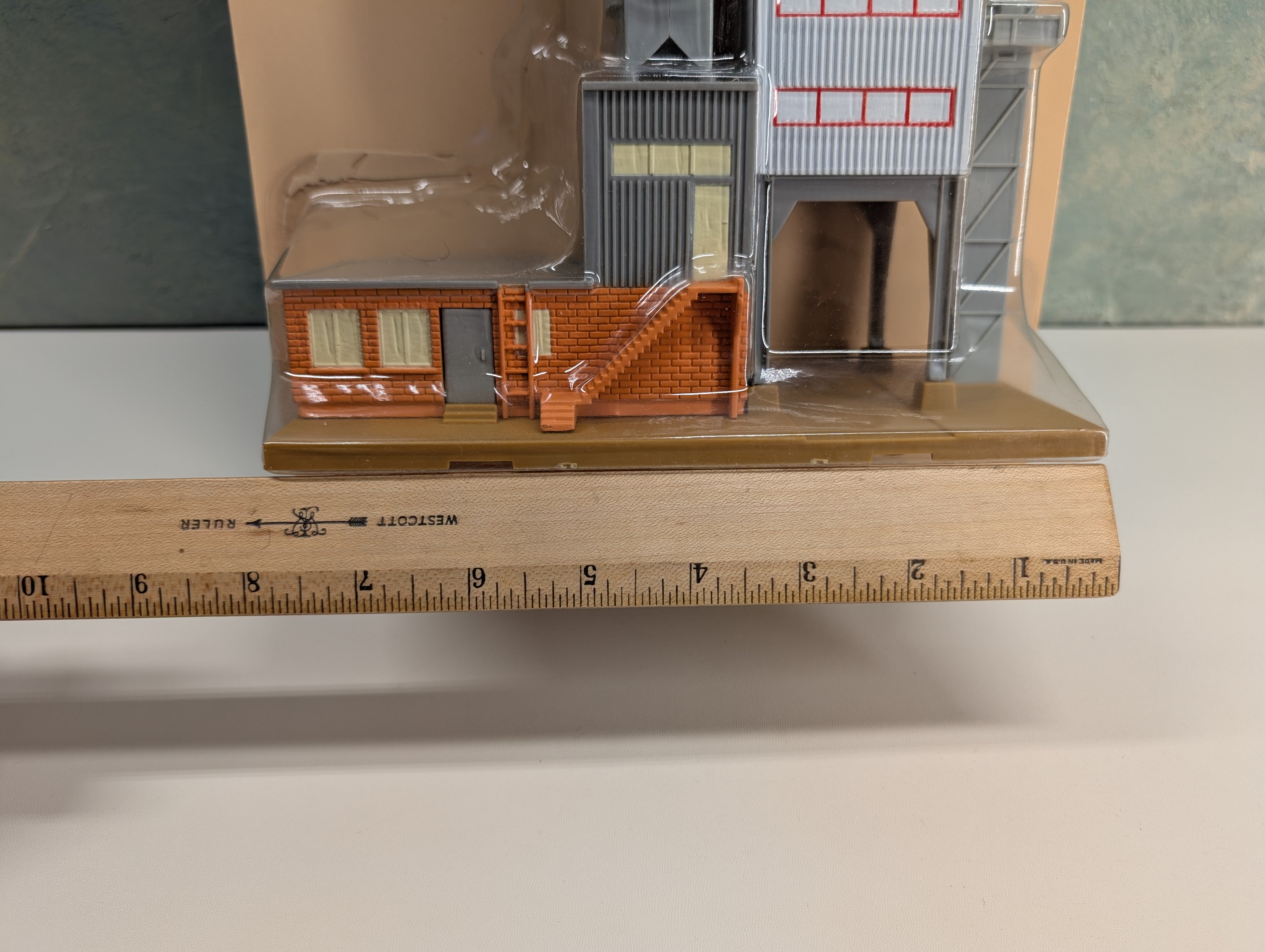 IHC 902 HO Scale Cement Plant with Platform (sealed)