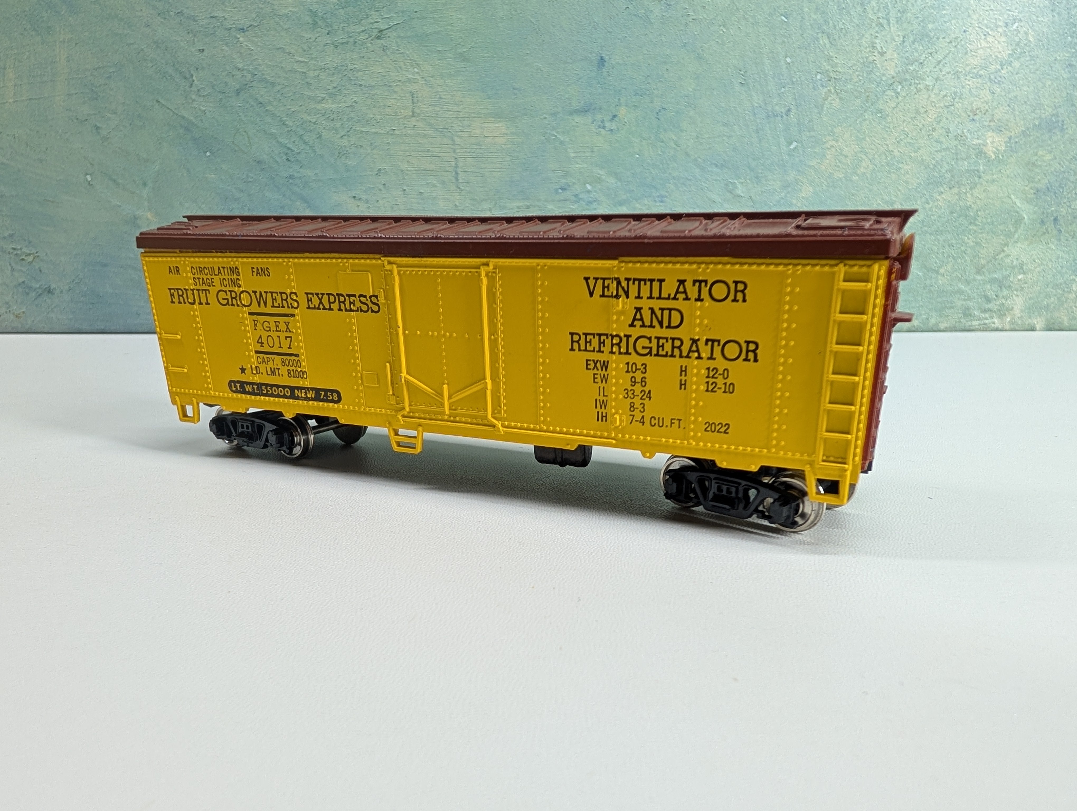 USED Revell HO Scale 40' Reefer Fruit Growers Express FGEX #4017 Metal Wheels