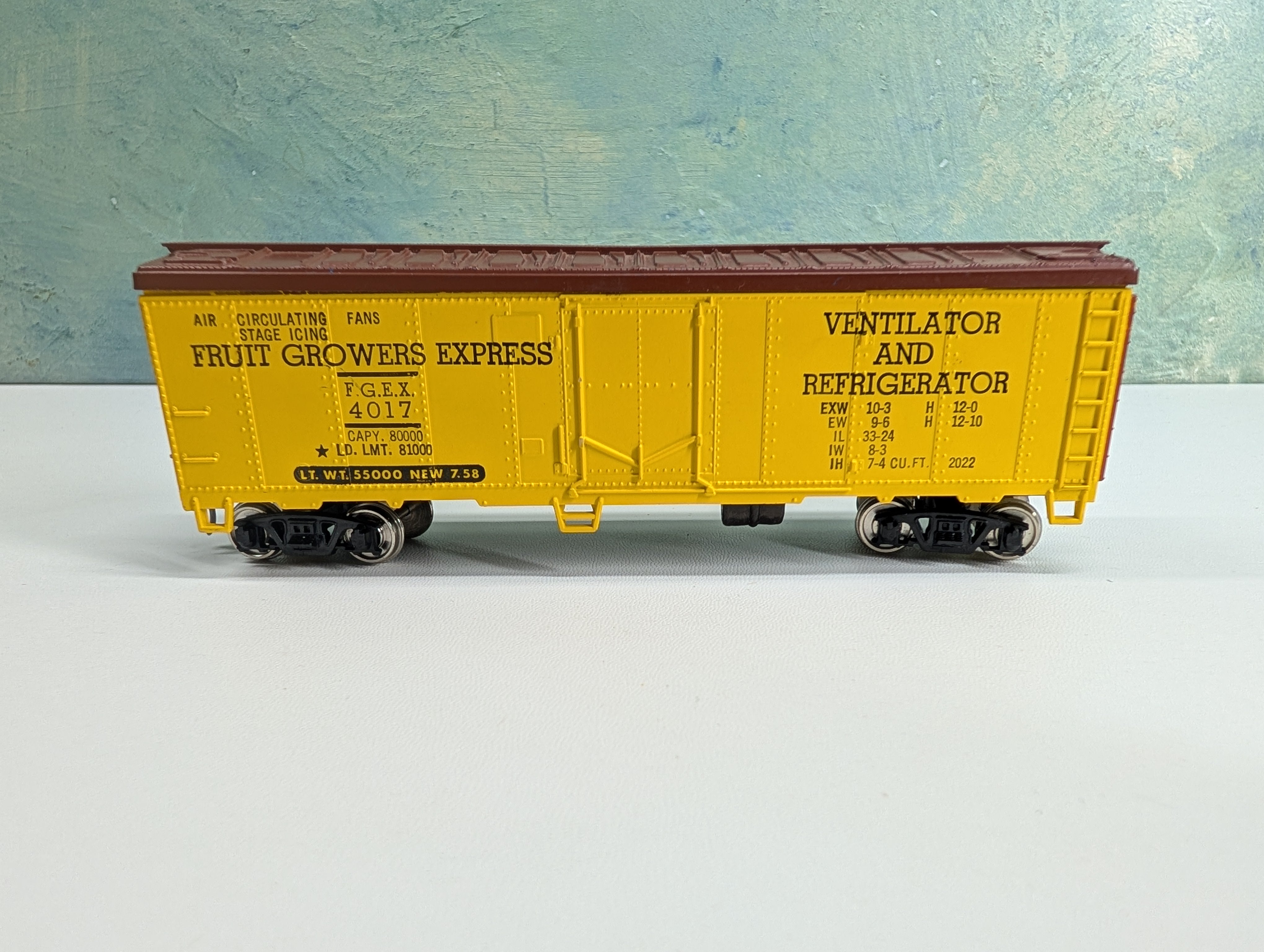 USED Revell HO Scale 40' Reefer Fruit Growers Express FGEX #4017 Metal Wheels