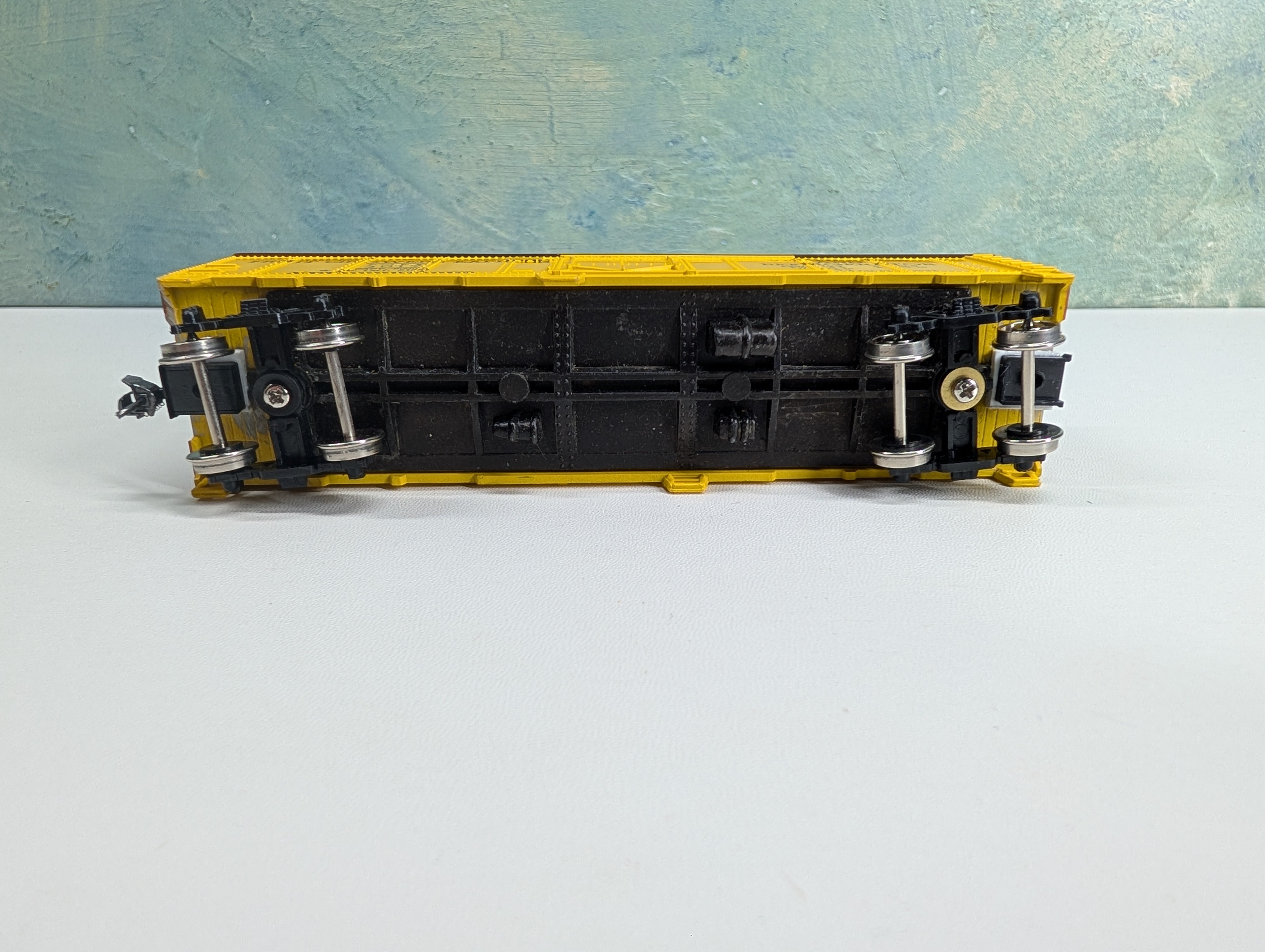 USED Revell HO Scale 40' Reefer Fruit Growers Express FGEX #4017 Metal Wheels