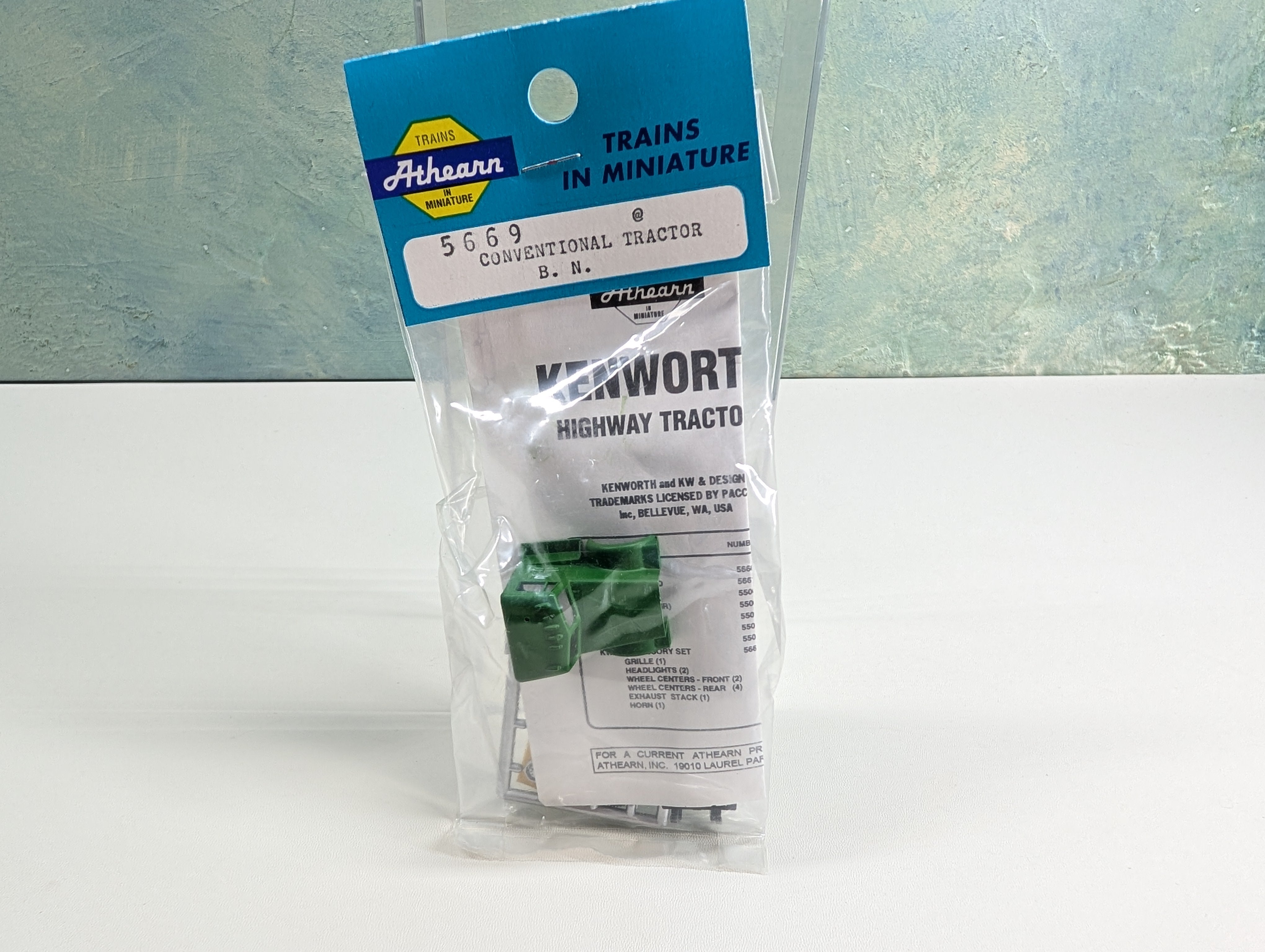 Athearn 5669 HO Scale Conventional Tractor Burlington Northern Sealed KIT