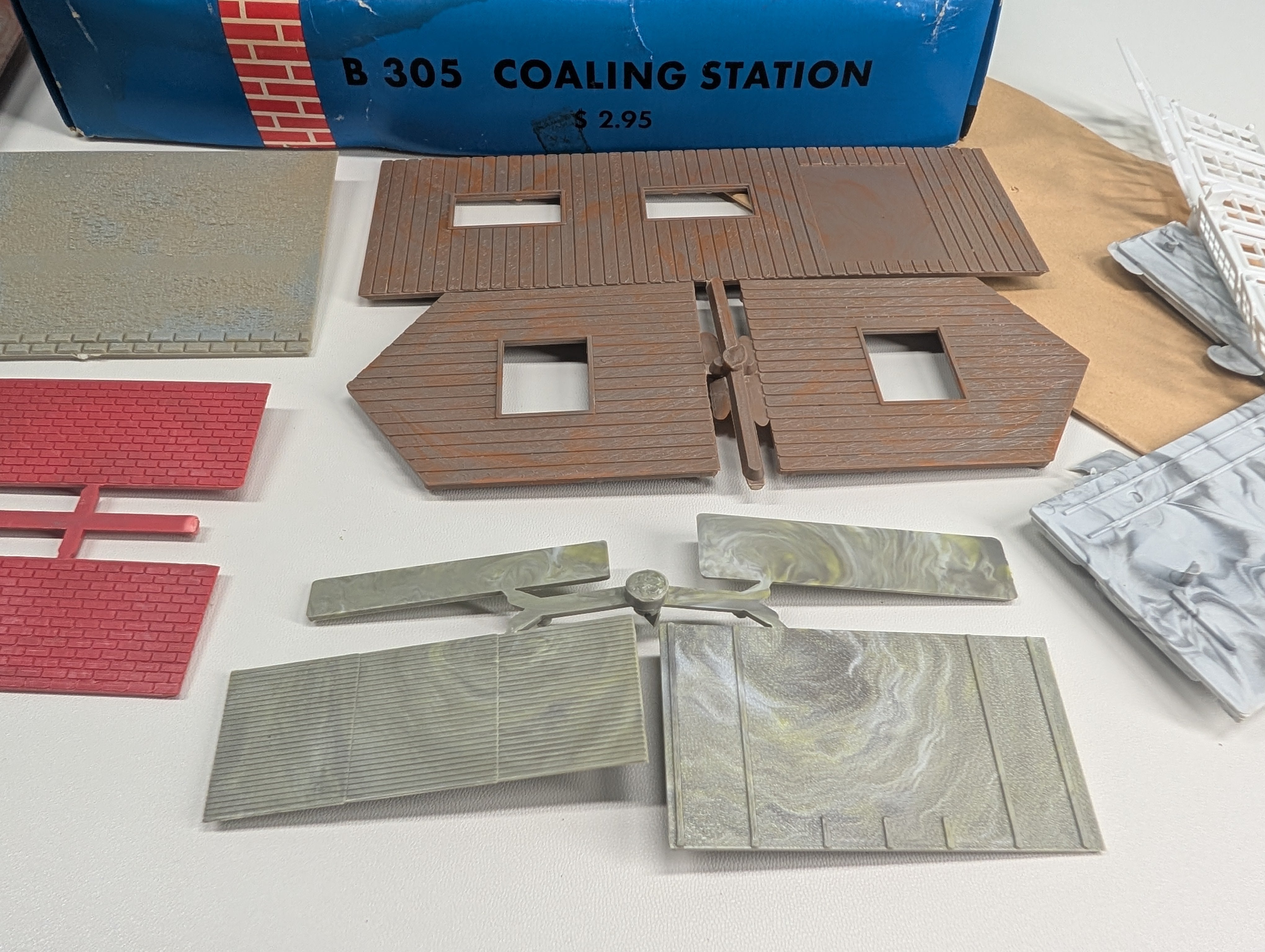 USED AHM B305 HO Scale Coaling Station KIT