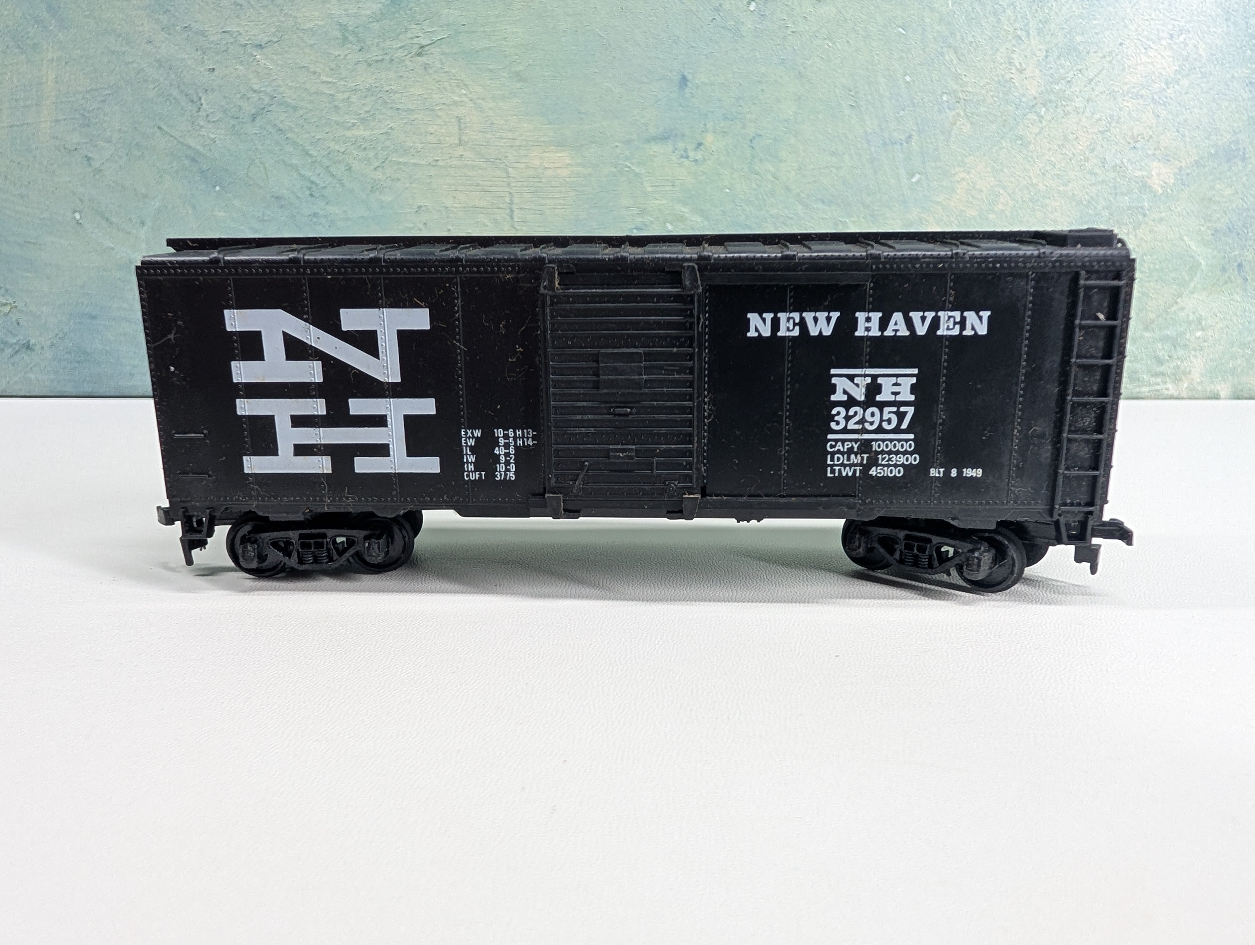 USED HO Scale 40' Box Car New Haven NH #32957
