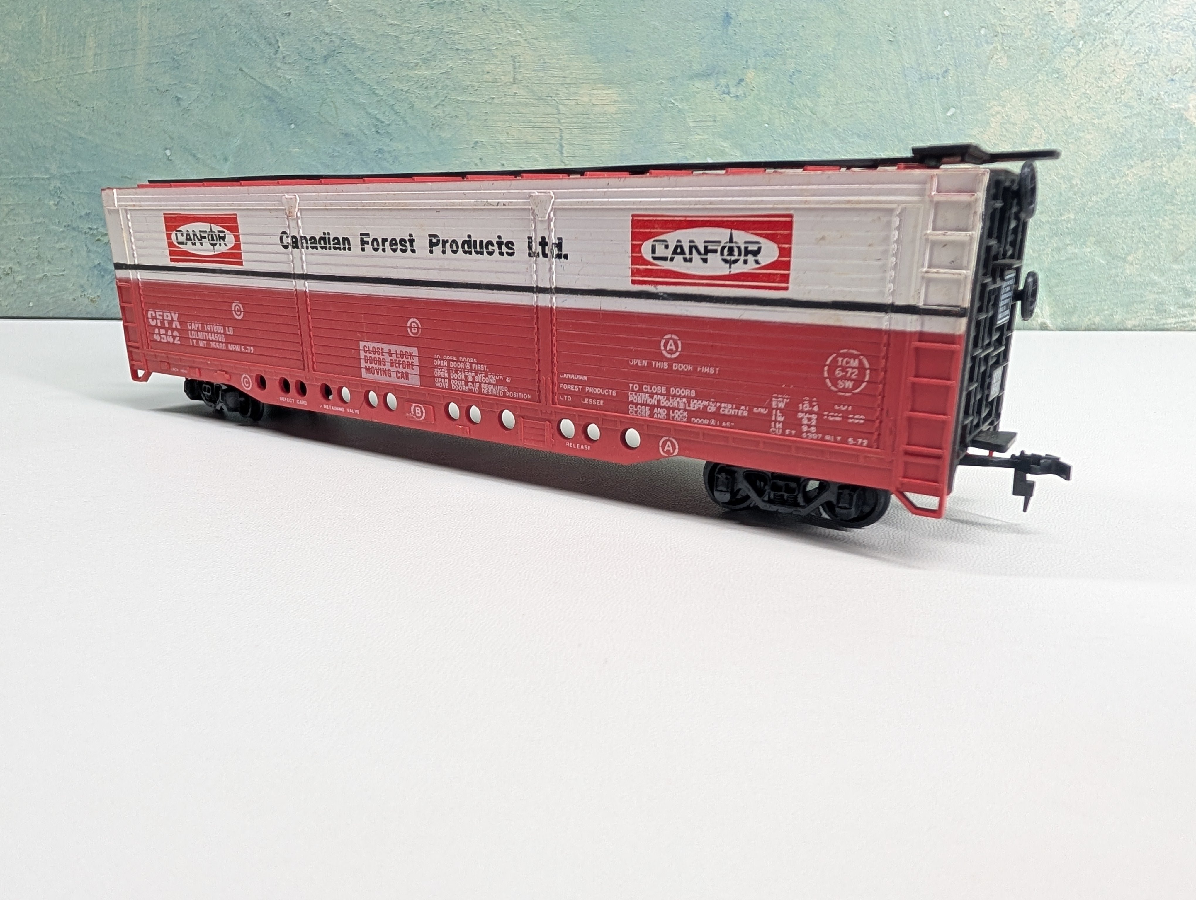 USED HO Scale All Door Box Car Canfor CFPX #4542