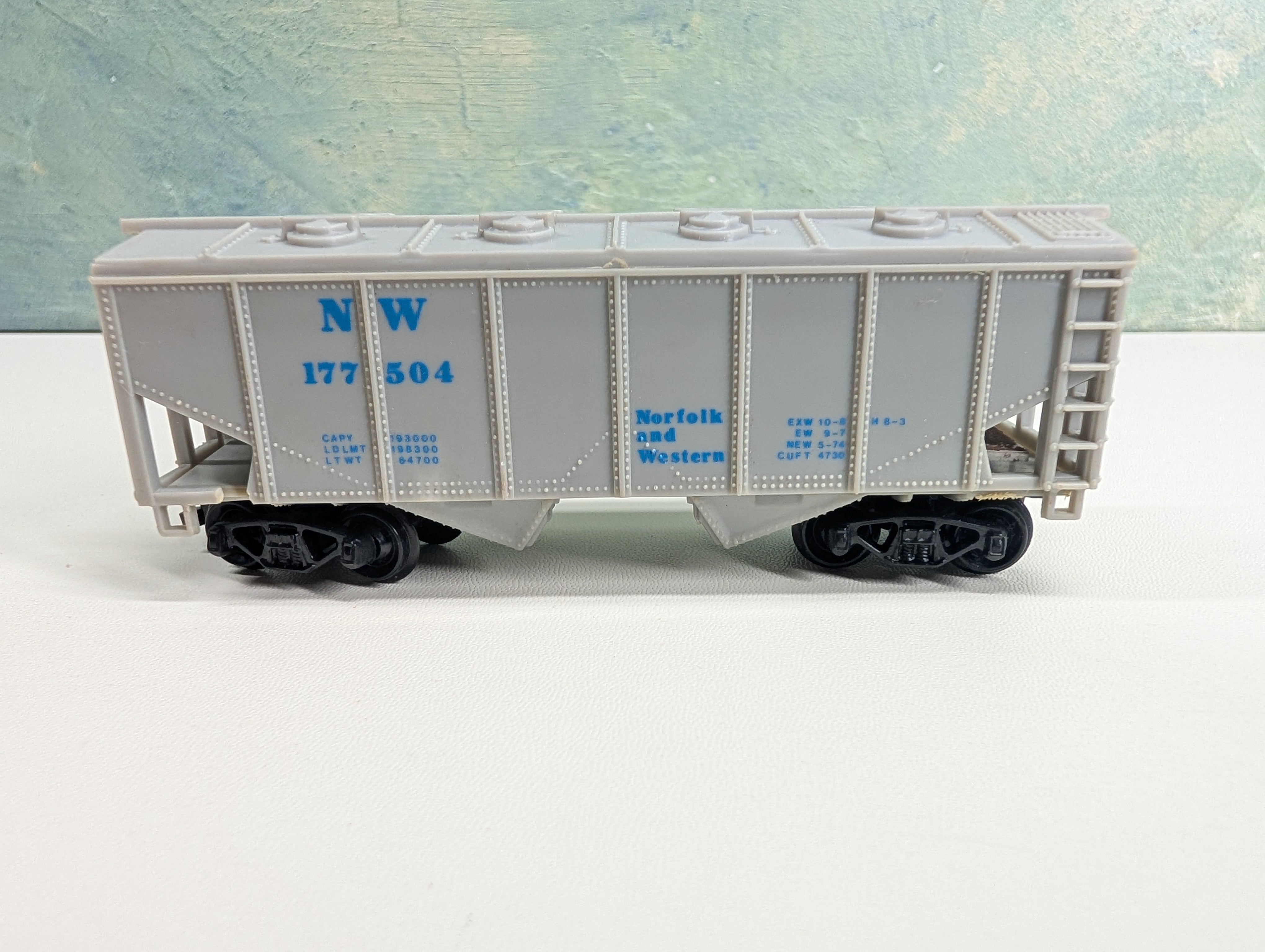 USED HO Scale 2 Bay Covered Hopper Norfolk & Western NW #177504