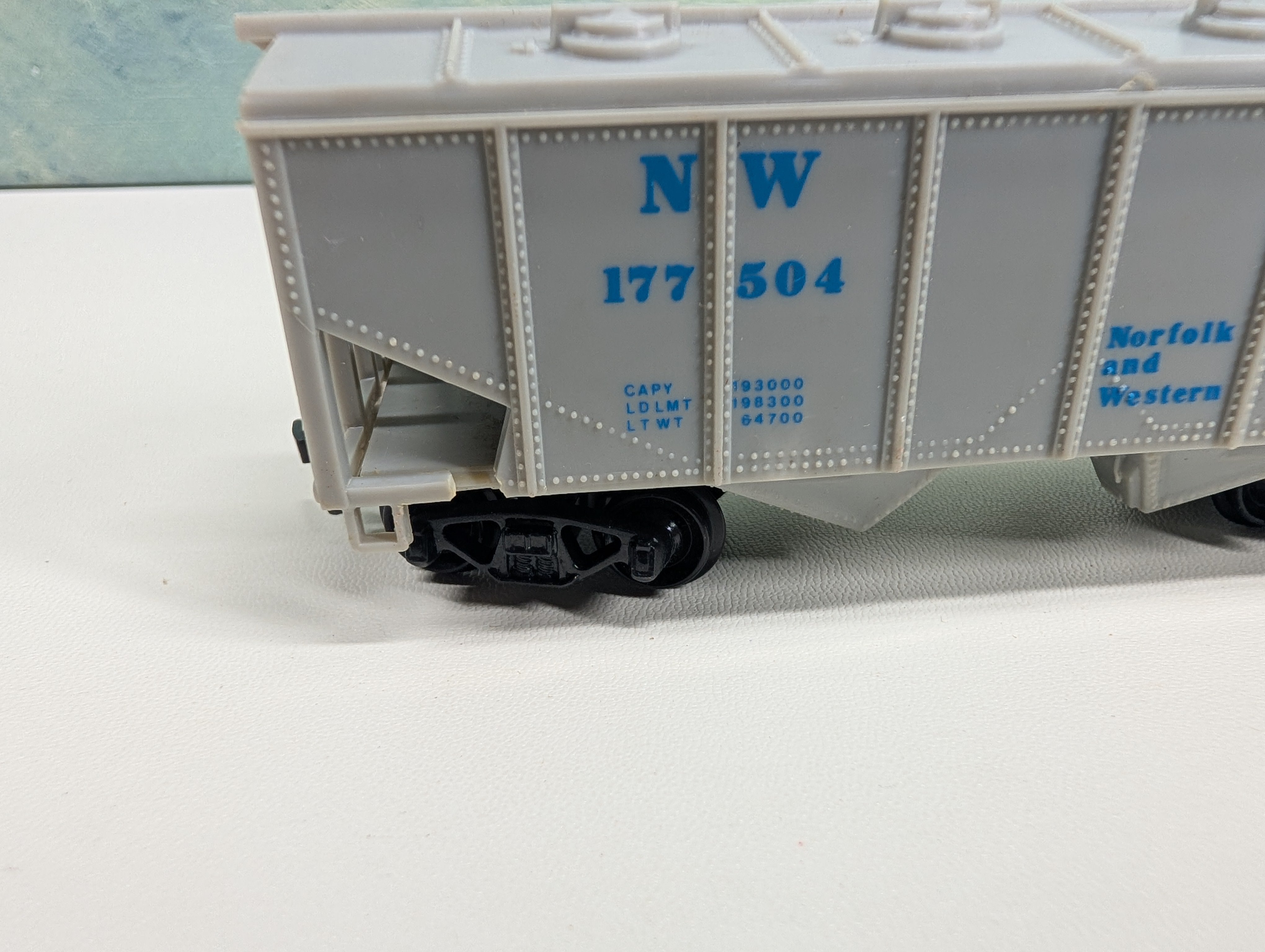 USED HO Scale 2 Bay Covered Hopper Norfolk & Western NW #177504