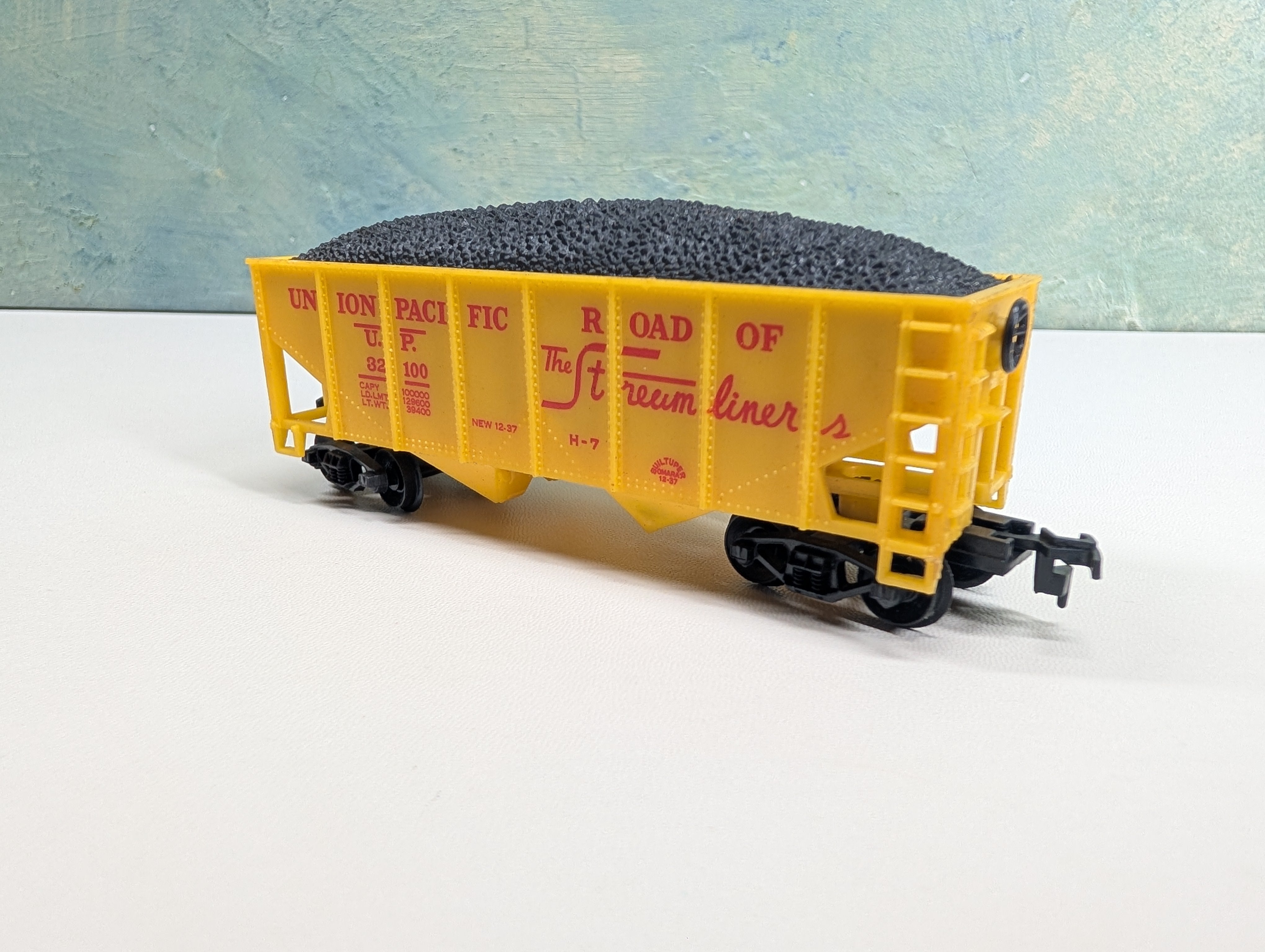 USED Life-Like HO Scale 2 Bay Hopper w/ Coal Load Union Pacific UP #32100