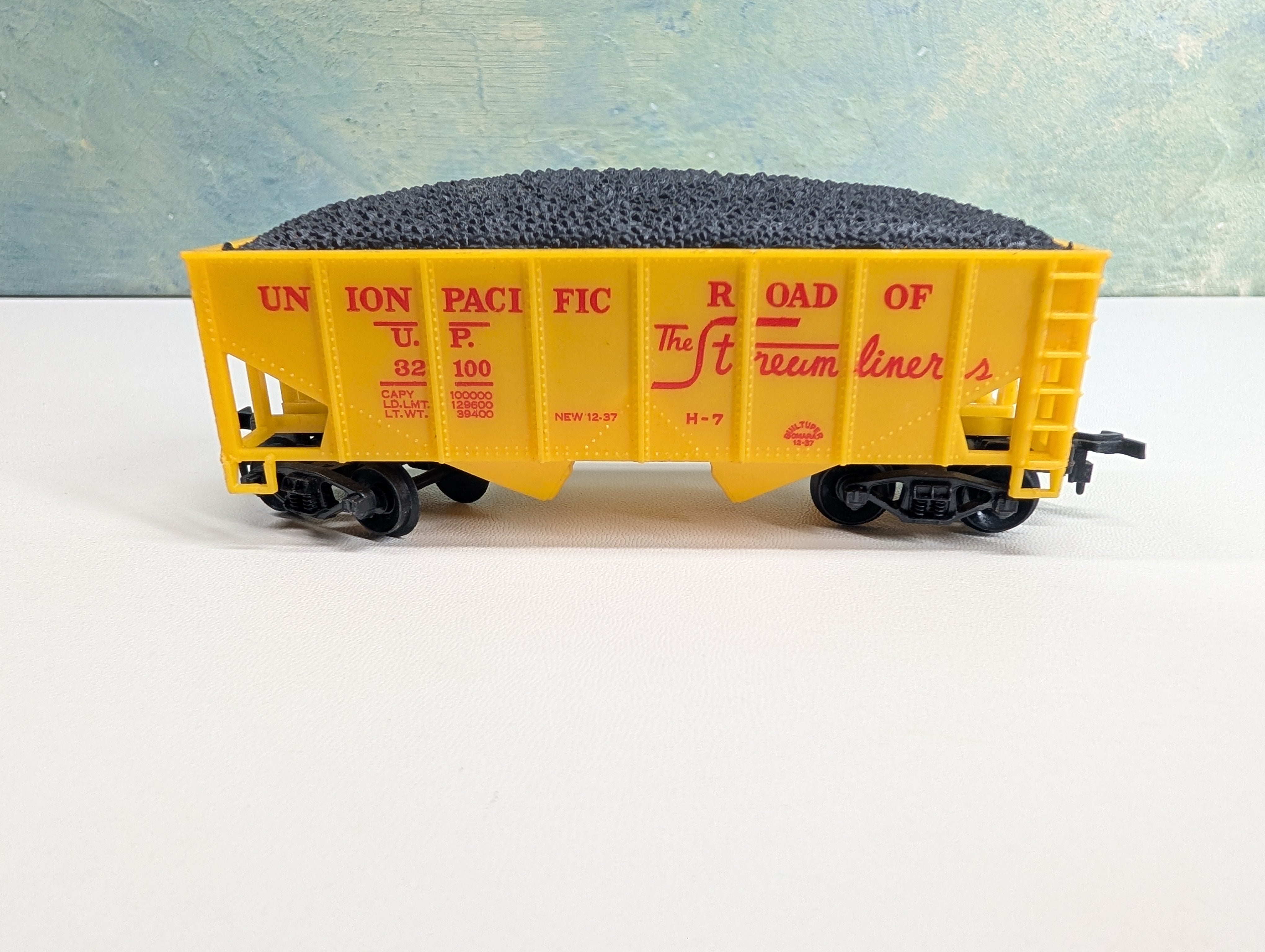 USED Life-Like HO Scale 2 Bay Hopper w/ Coal Load Union Pacific UP #32100