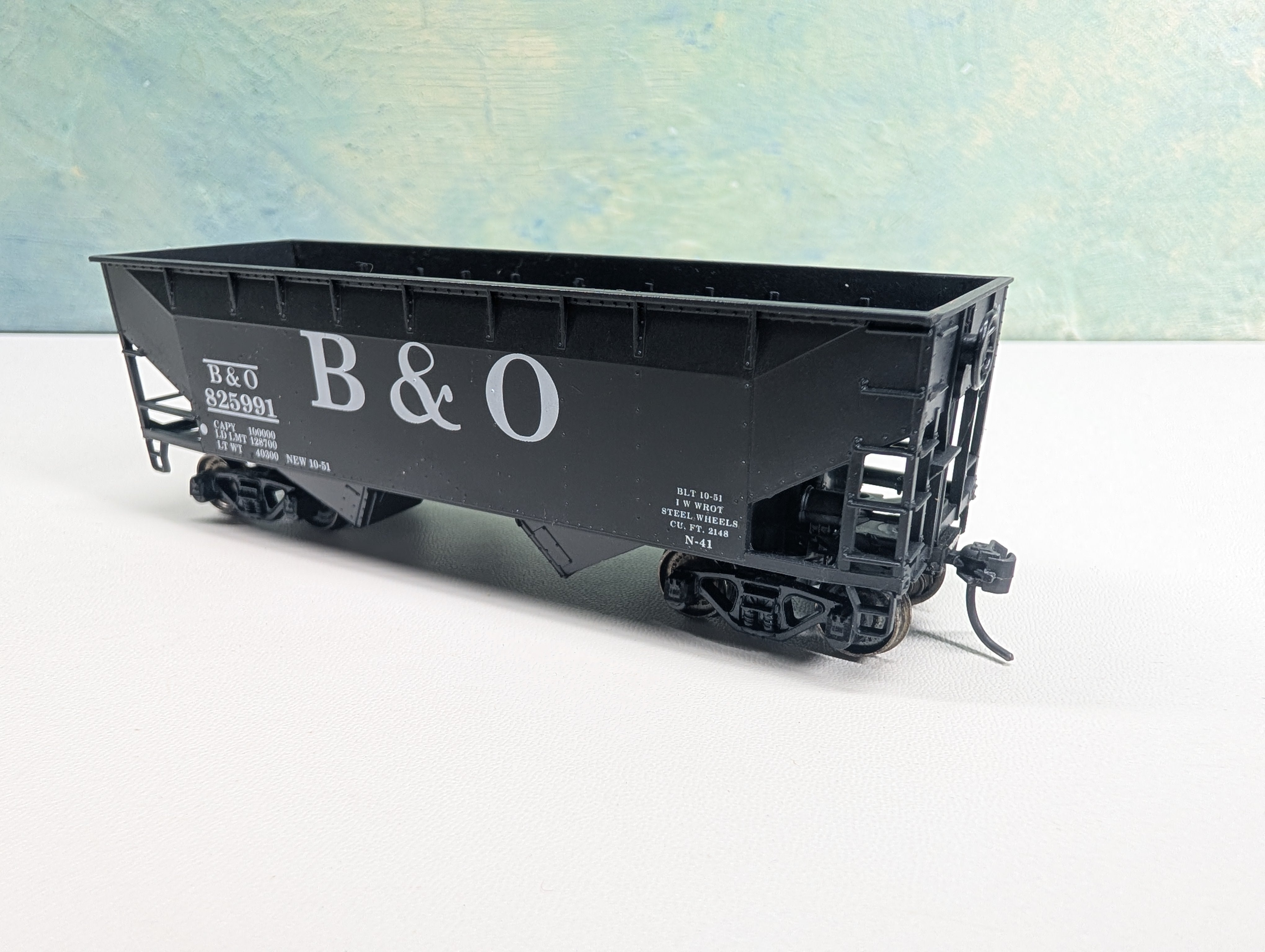 USED Athearn HO Scale 34' Offset 2 Bay Hopper Baltimore and Ohio B&O #825991 Metal Wheels