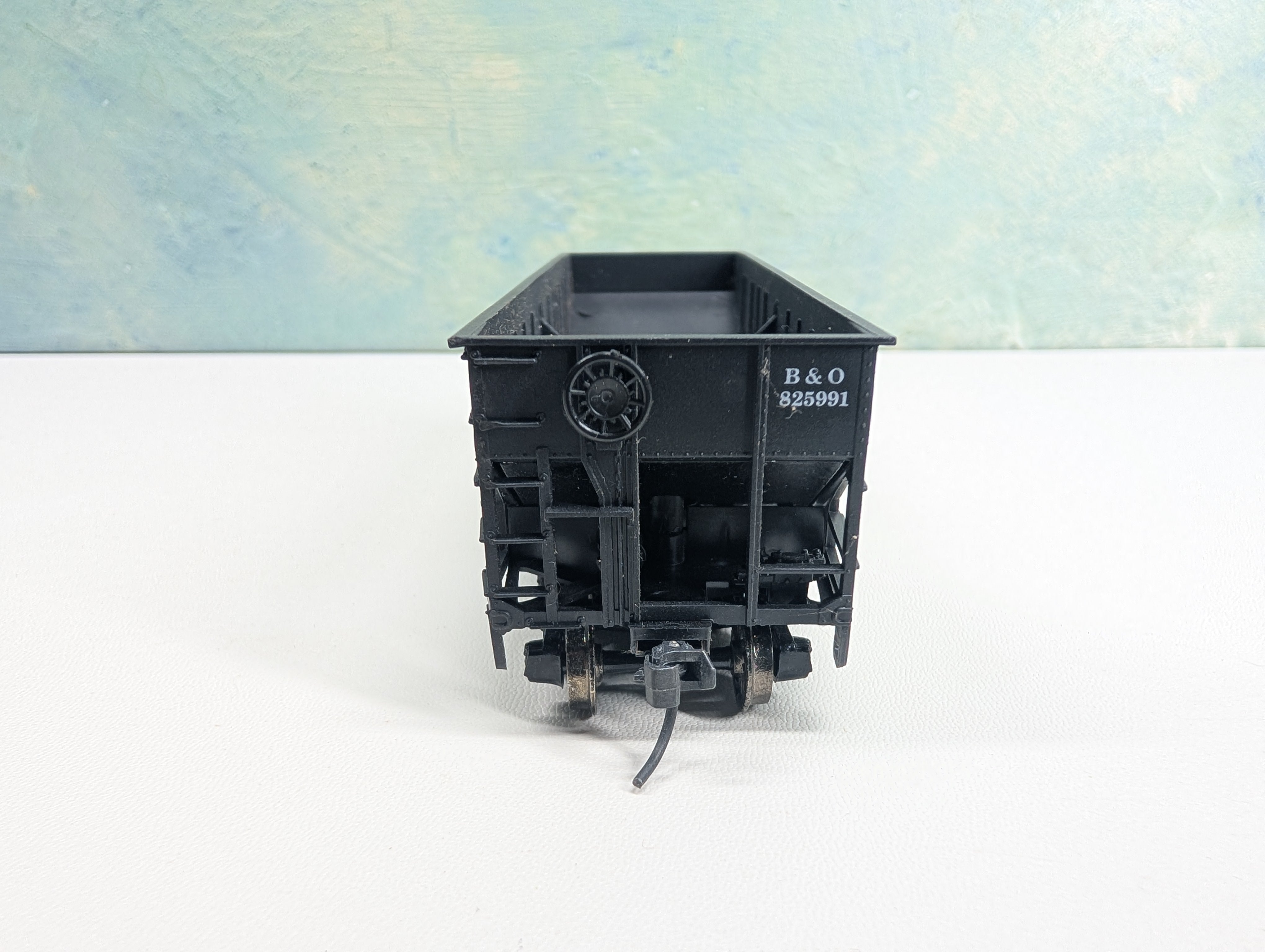 USED Athearn HO Scale 34' Offset 2 Bay Hopper Baltimore and Ohio B&O #825991 Metal Wheels