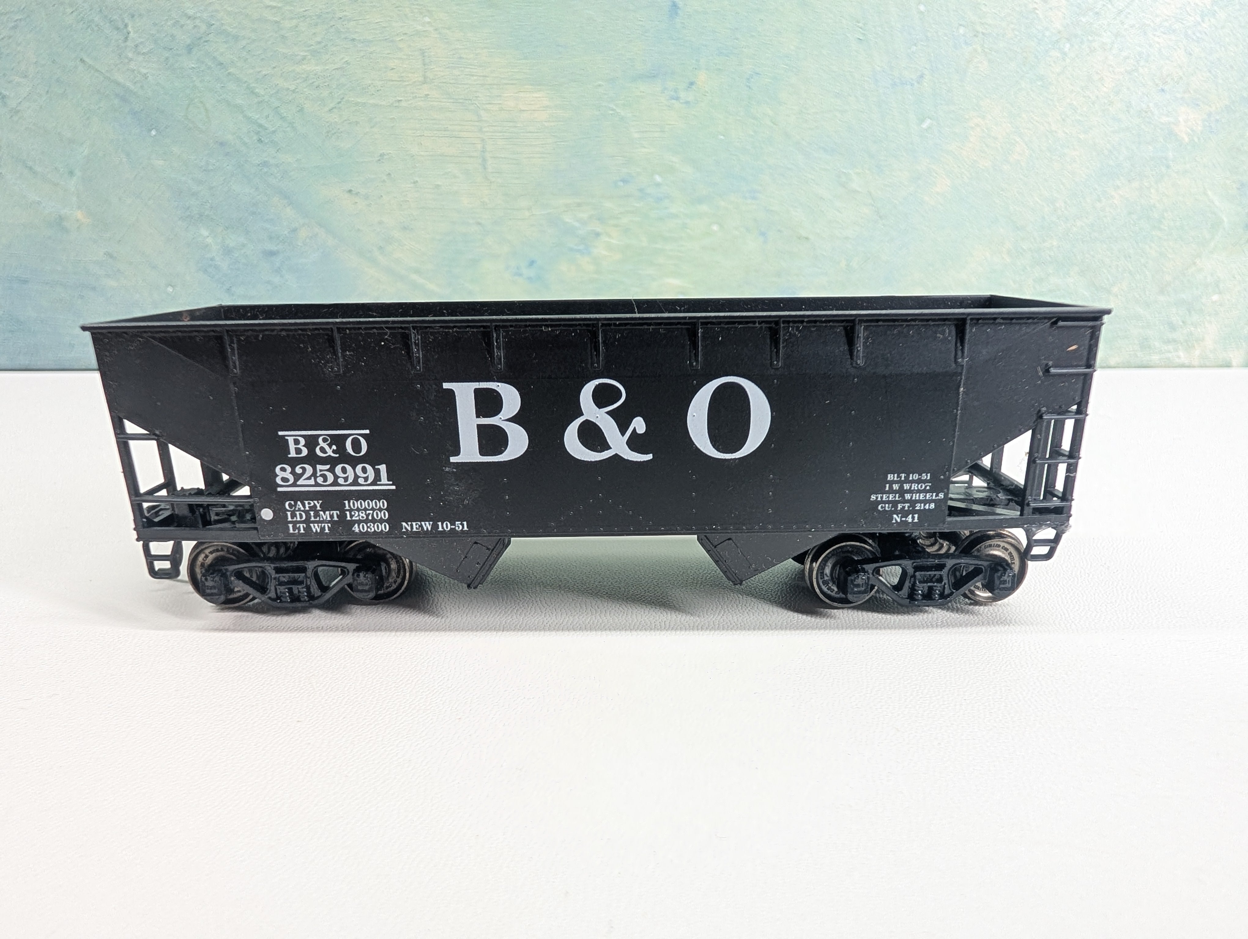 USED Athearn HO Scale 34' Offset 2 Bay Hopper Baltimore and Ohio B&O #825991 Metal Wheels