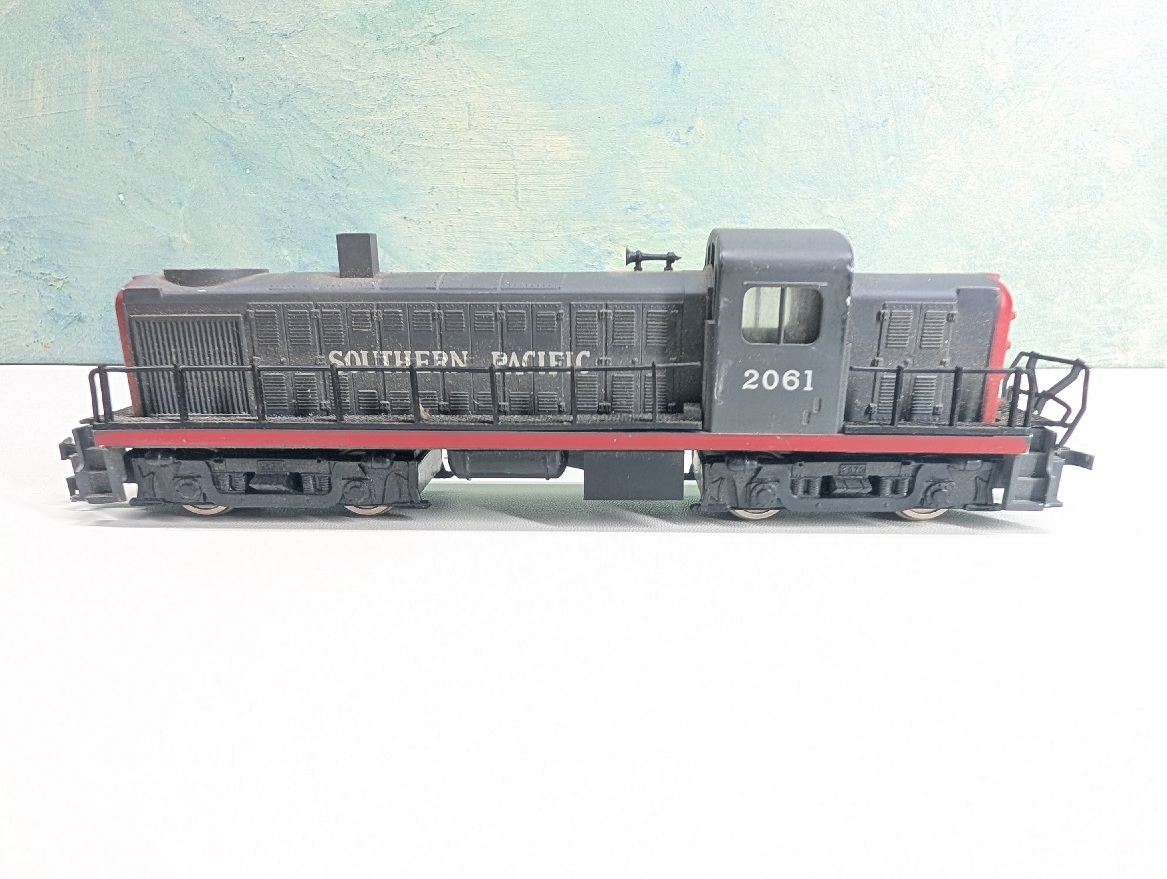 USED AHM HO Scale Unpowered RS-2 Diesel Locomotive Southern Pacific #2061