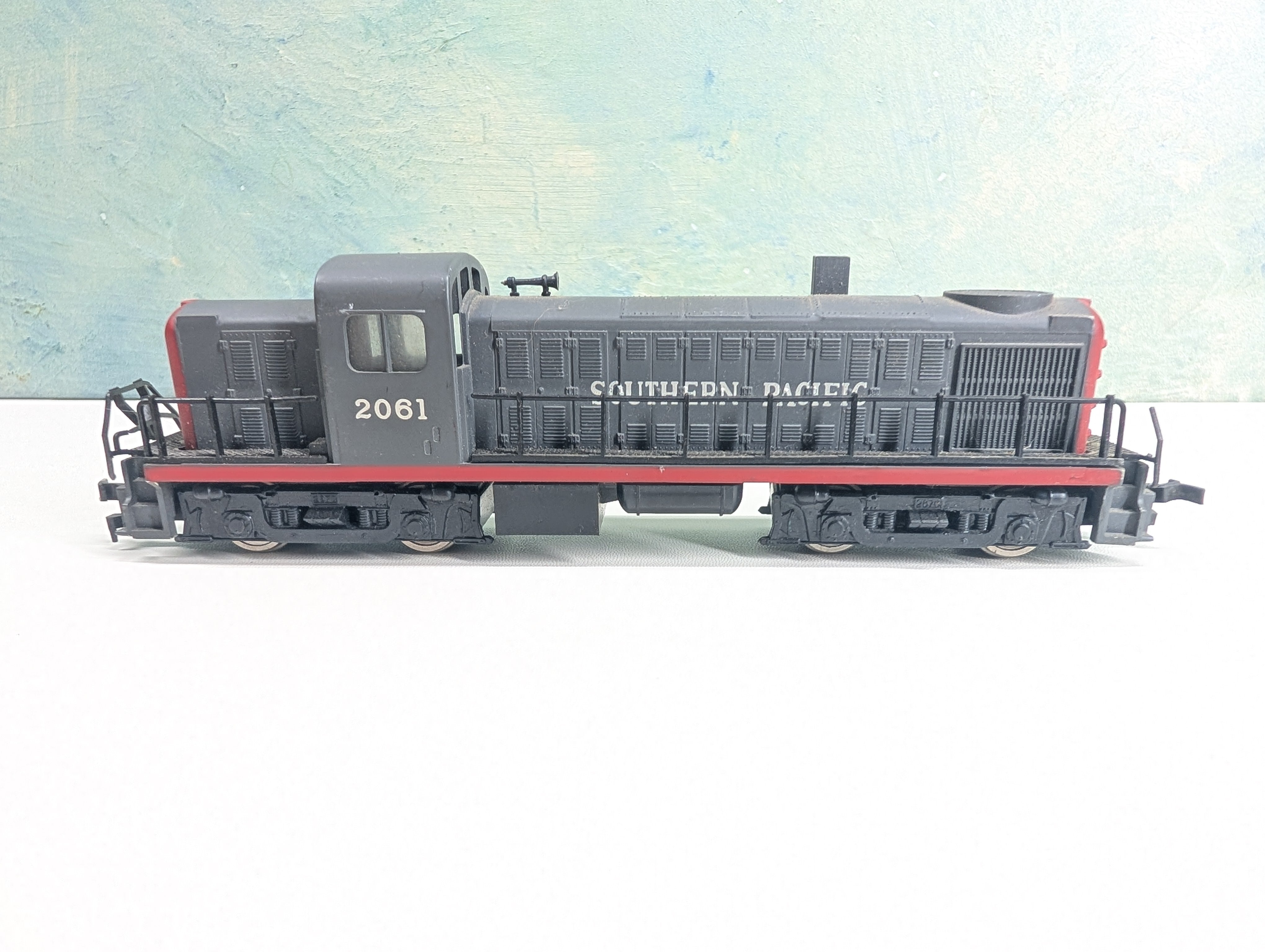 USED AHM HO Scale Unpowered RS-2 Diesel Locomotive Southern Pacific #2061