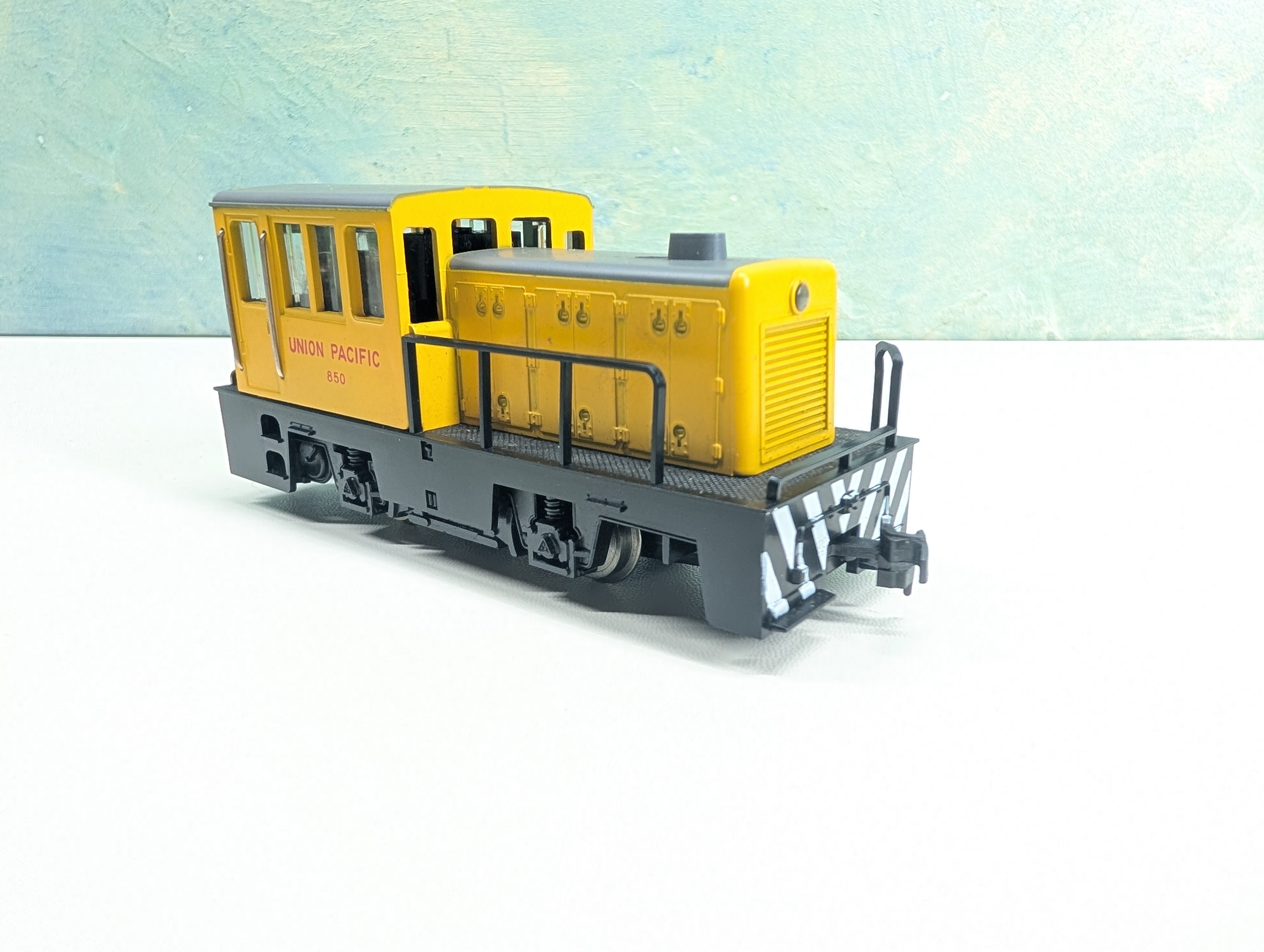USED AHM HO Scale 35 Ton Diesel Switcher Locomotive Union Pacific UP #850 Tested! DC