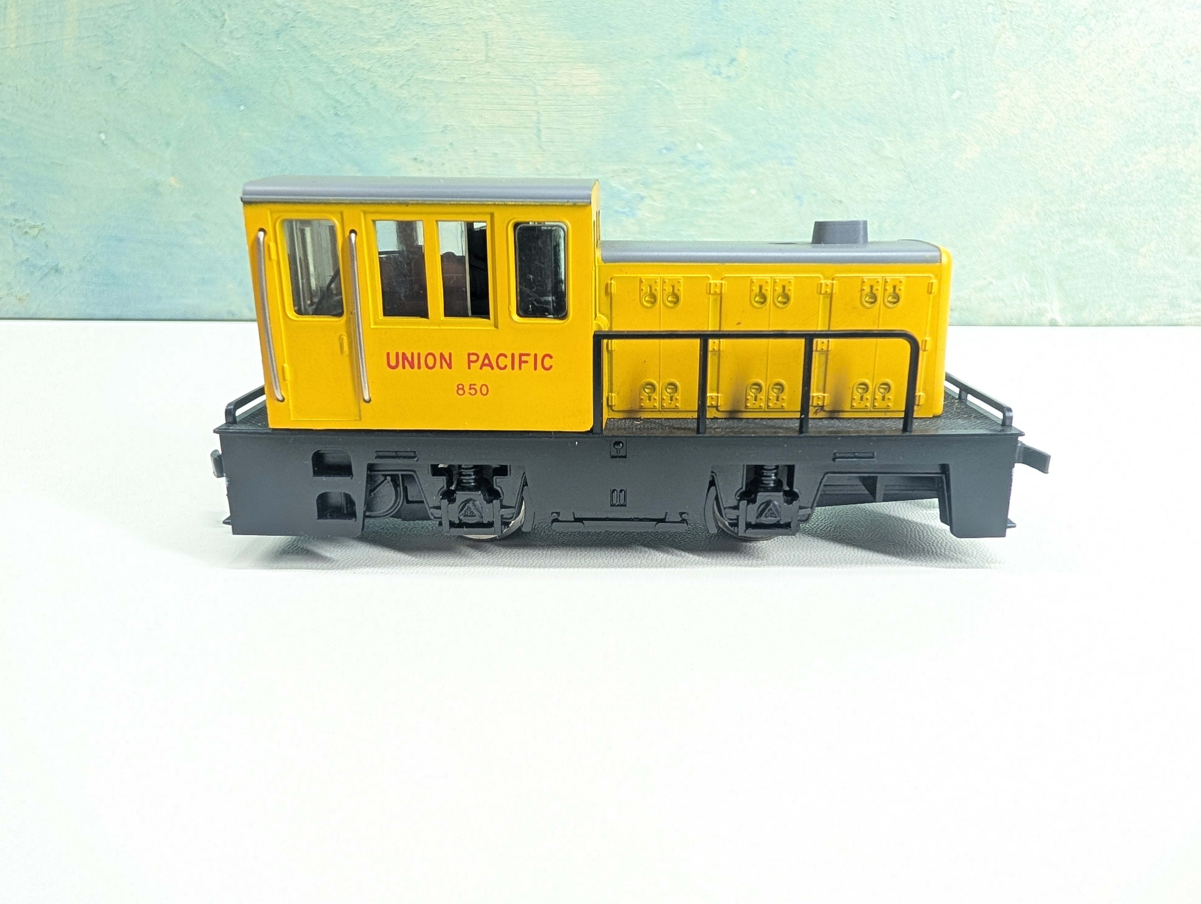 USED AHM HO Scale 35 Ton Diesel Switcher Locomotive Union Pacific UP #850 Tested! DC