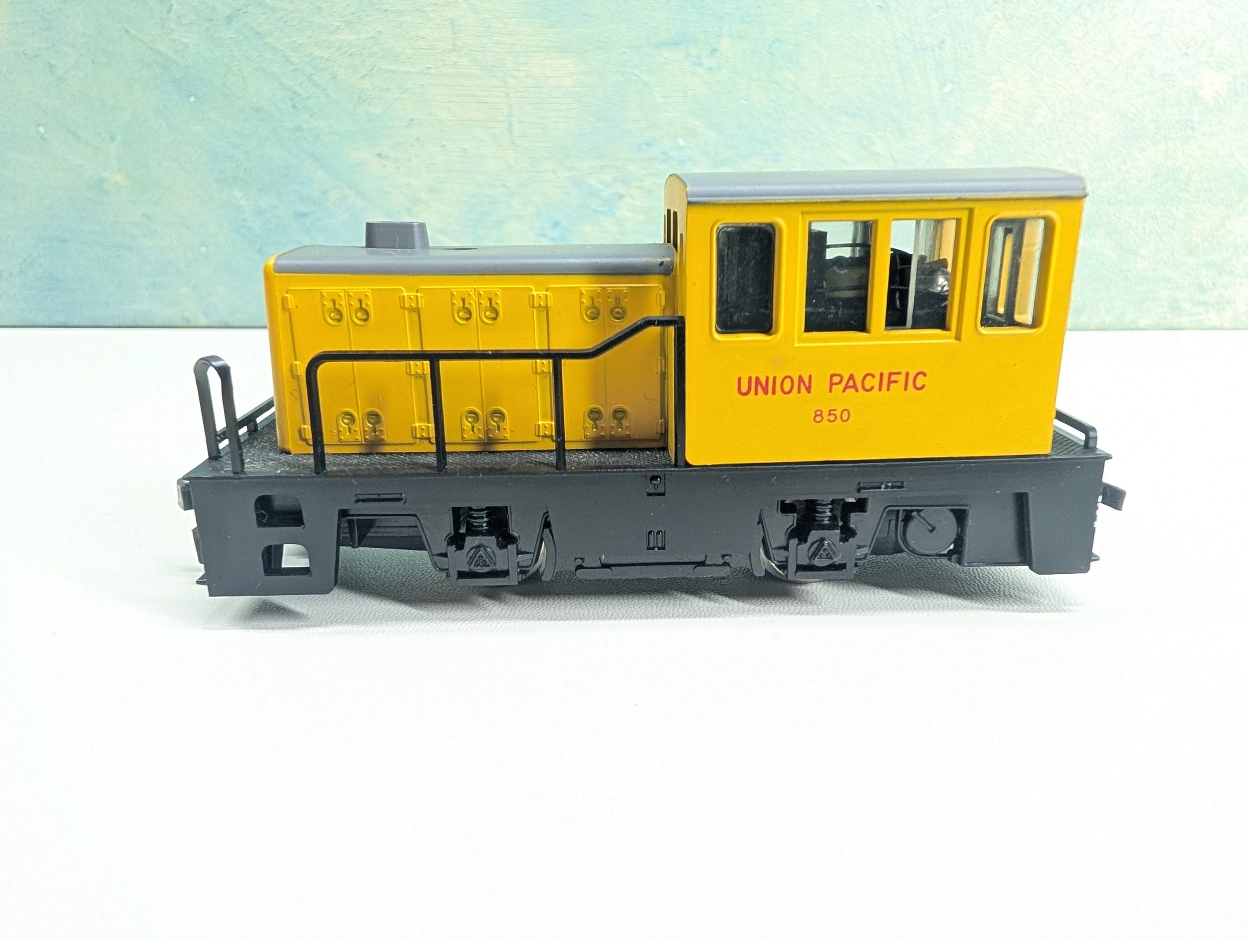 USED AHM HO Scale 35 Ton Diesel Switcher Locomotive Union Pacific UP #850 Tested! DC