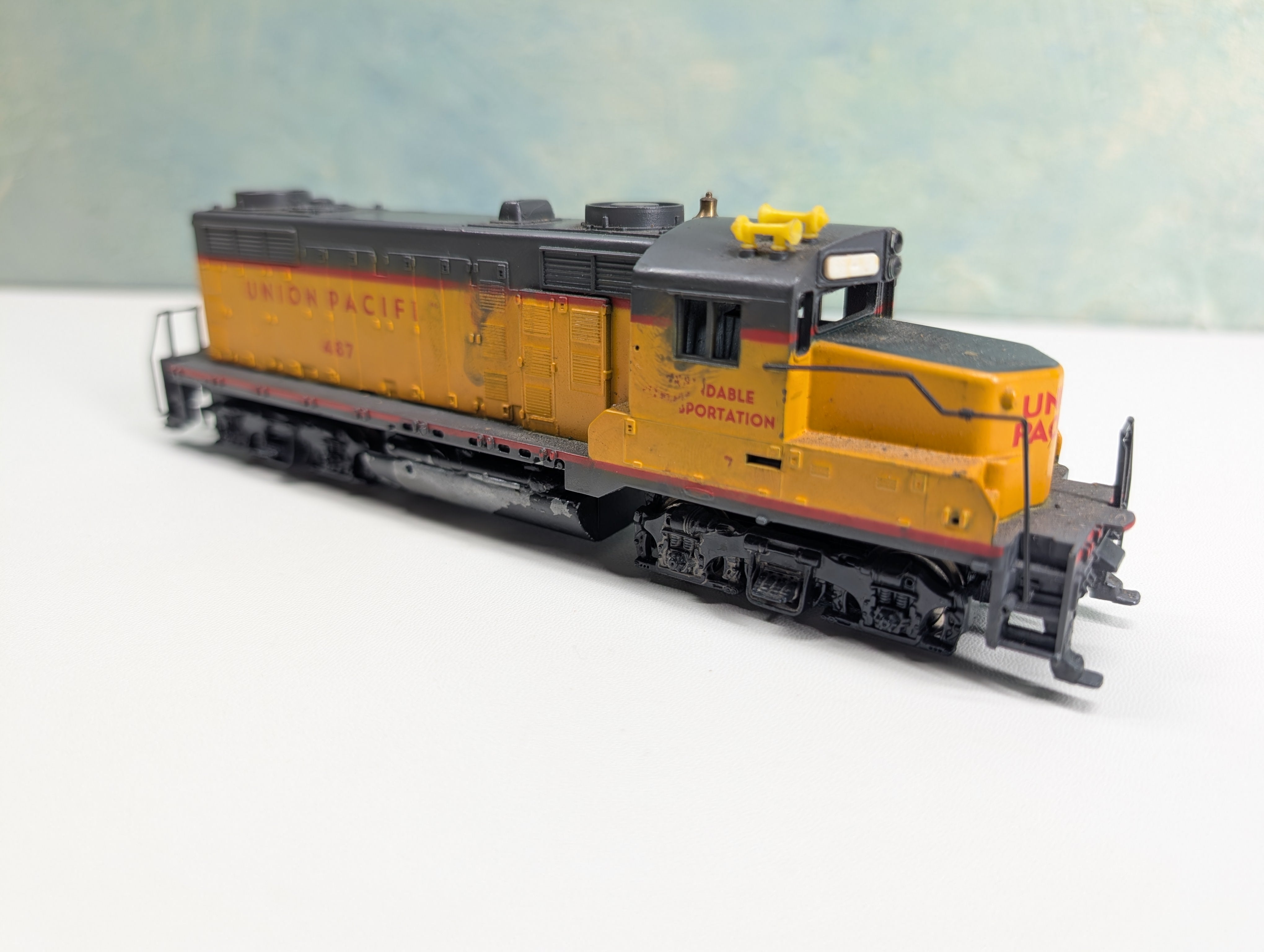 USED Mantua HO Scale GP-20 Diesel Locomotive Union Pacific UP #487 Runs Great! DC