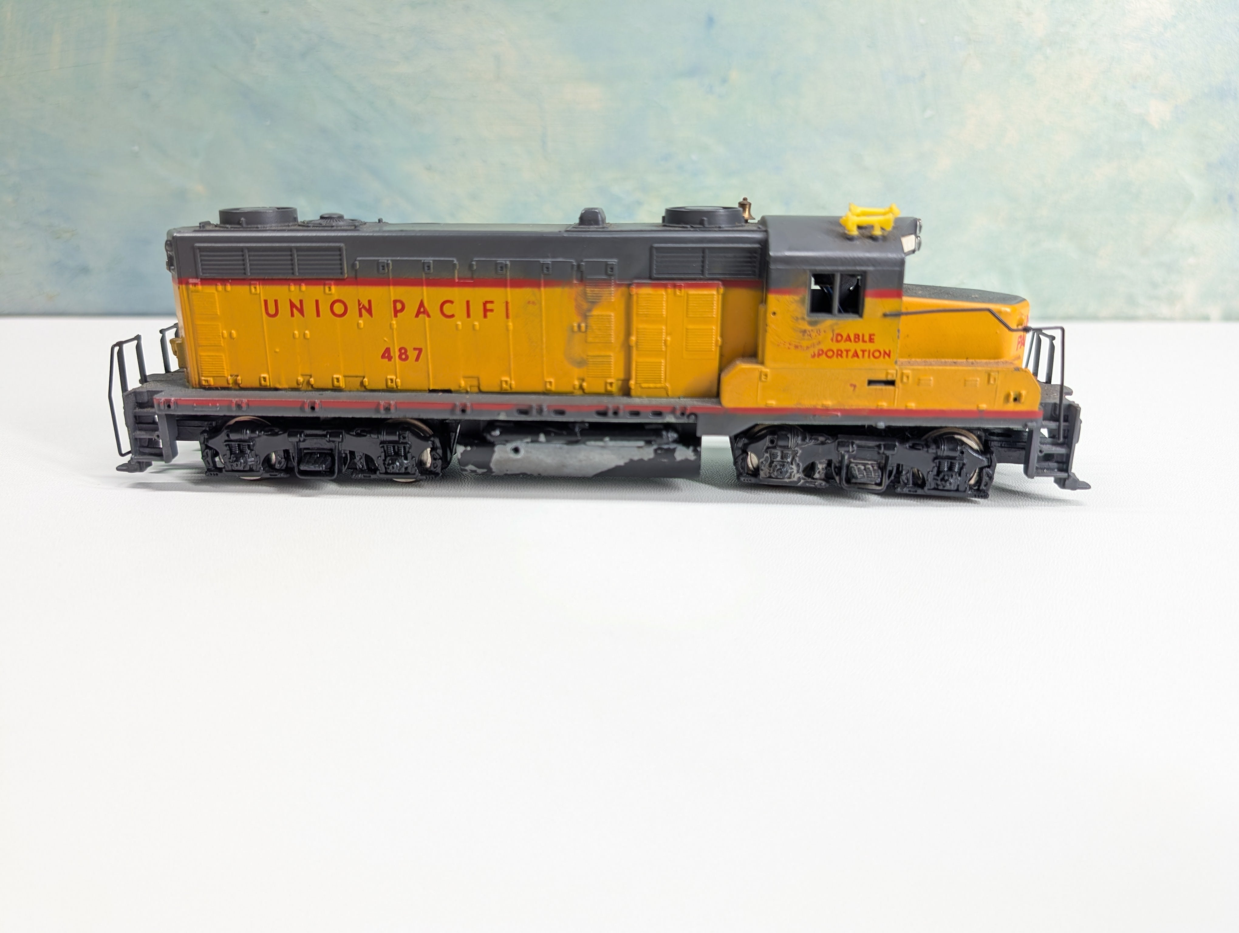 USED Mantua HO Scale GP-20 Diesel Locomotive Union Pacific UP #487 Runs Great! DC