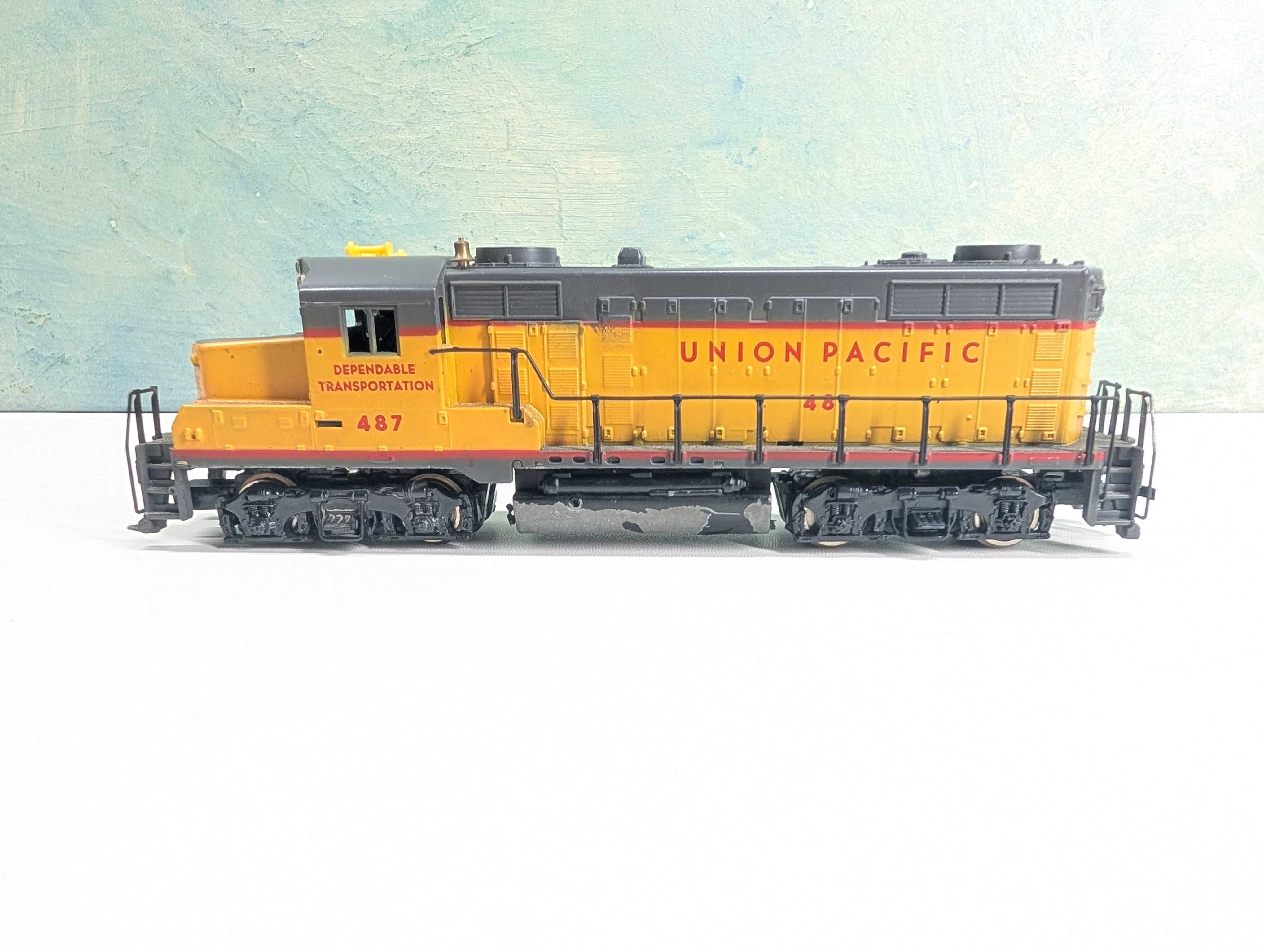 USED Mantua HO Scale GP-20 Diesel Locomotive Union Pacific UP #487 Runs Great! DC
