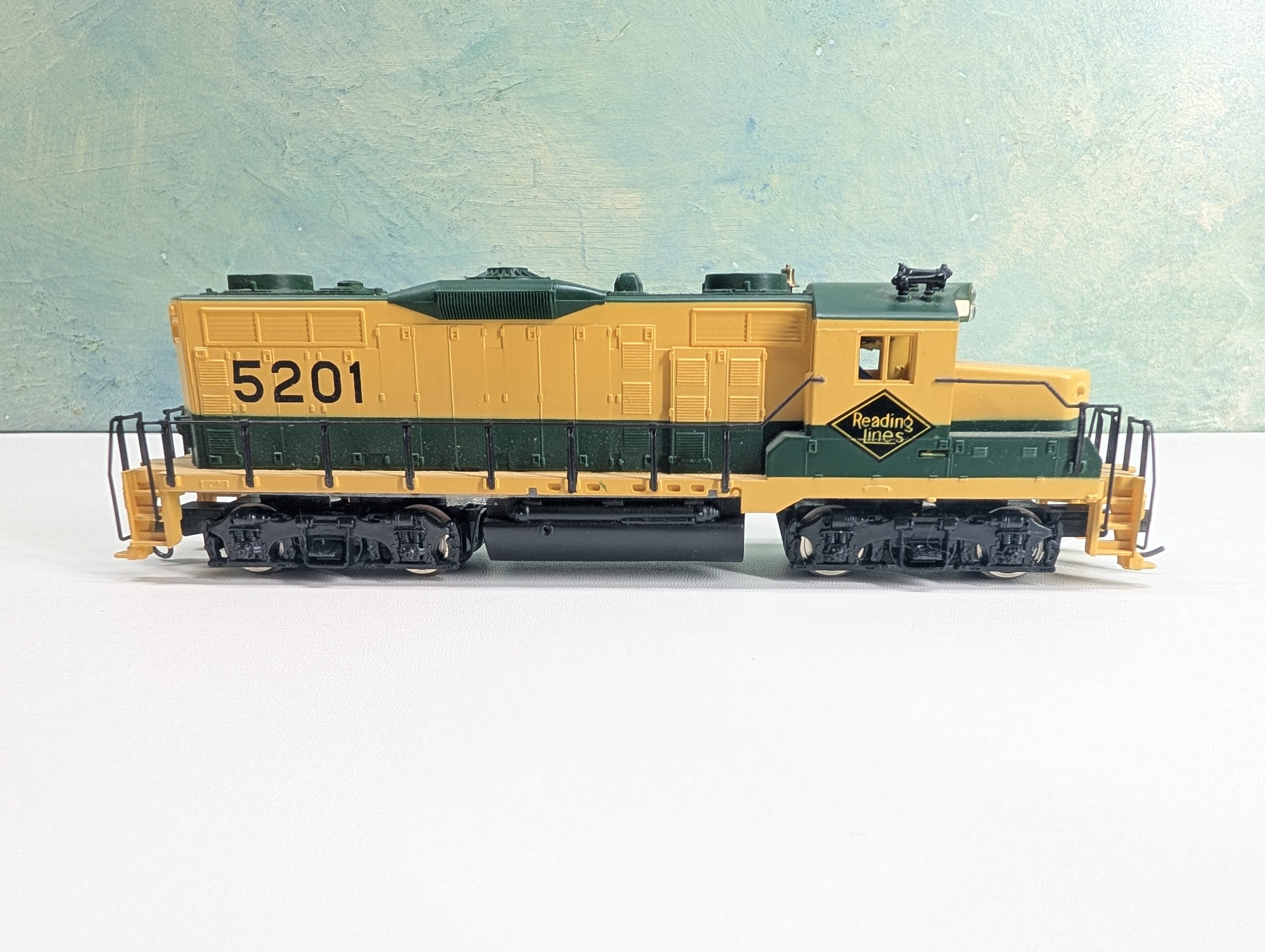USED Mantua HO Scale GP-20 Diesel Locomotive Reading #5201 Runs Great! DC