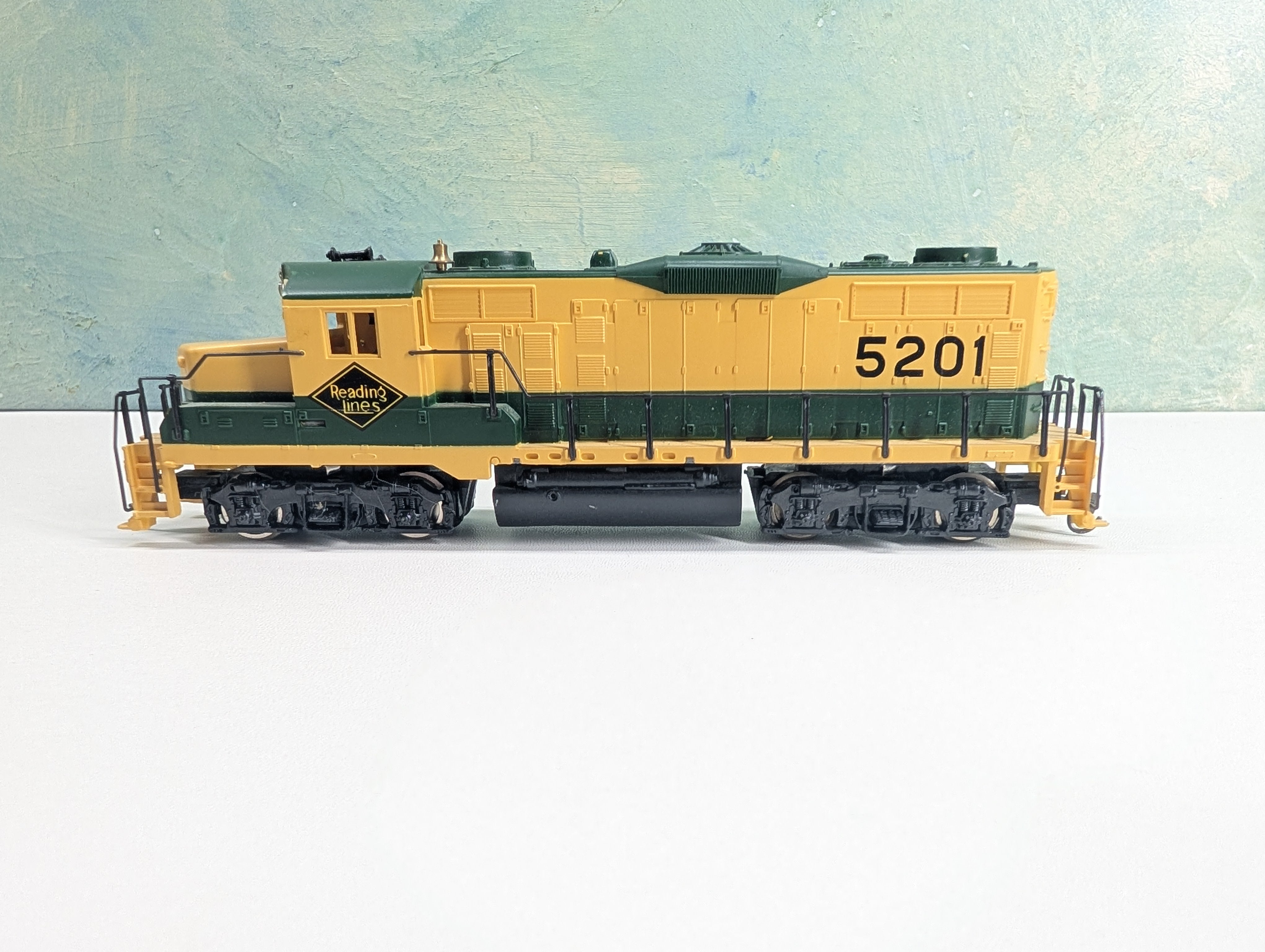 USED Mantua HO Scale GP-20 Diesel Locomotive Reading #5201 Runs Great! DC